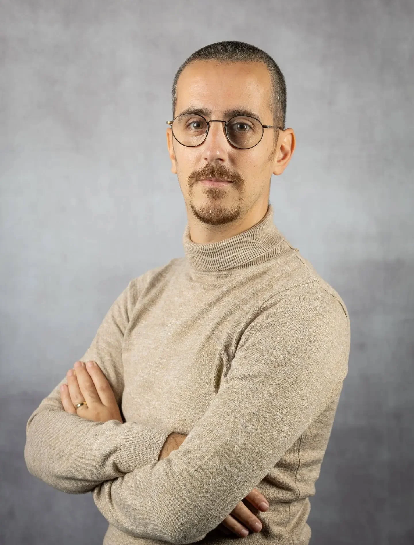 I'm normally much more at home behind the camera but I guess it can't hurt to show my face one in a while 🤣.

#selfportraits #portraits #portraitmood #photographyfullstop #photographer