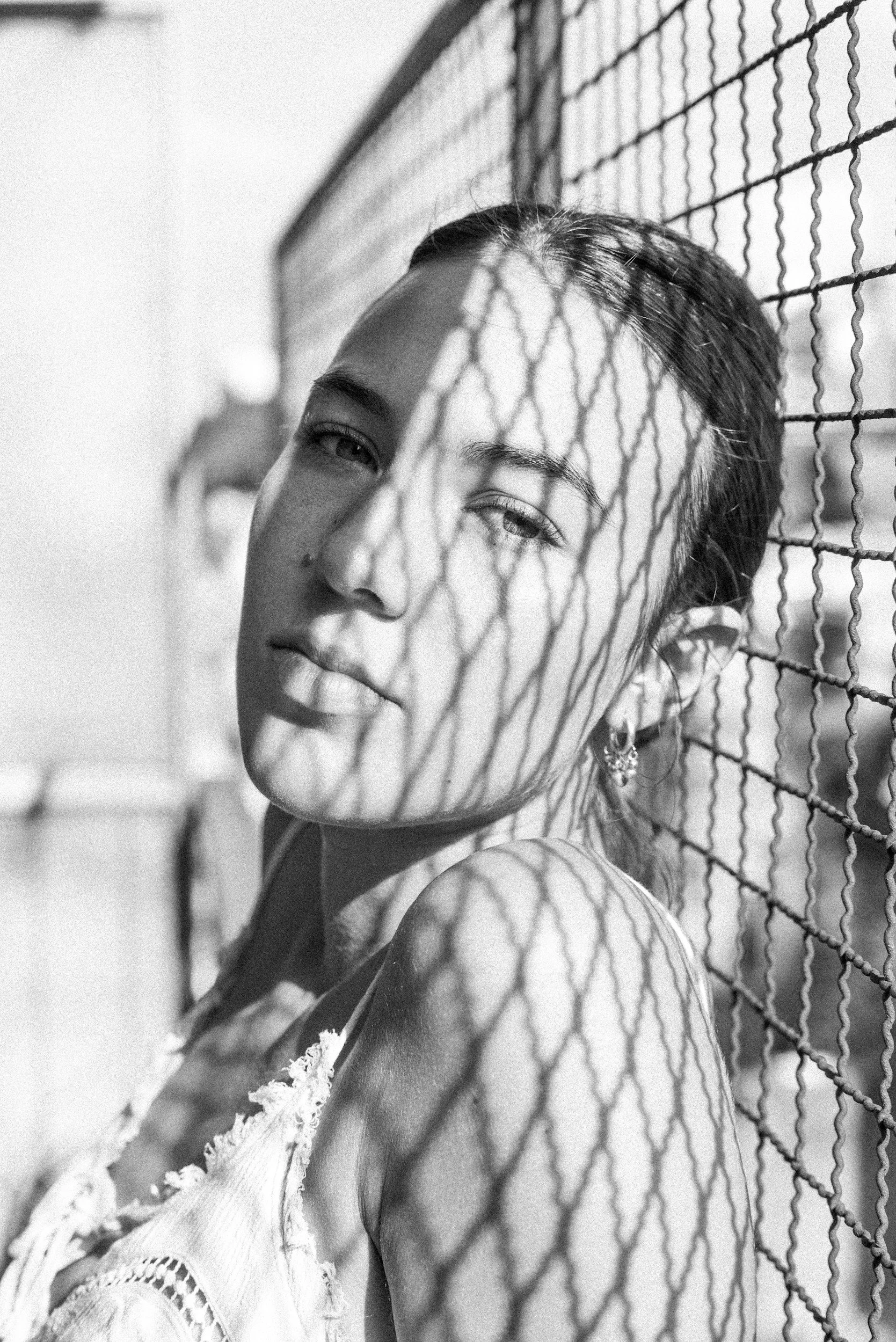 An abstract outline icon with a starburst contained within a circle shape.