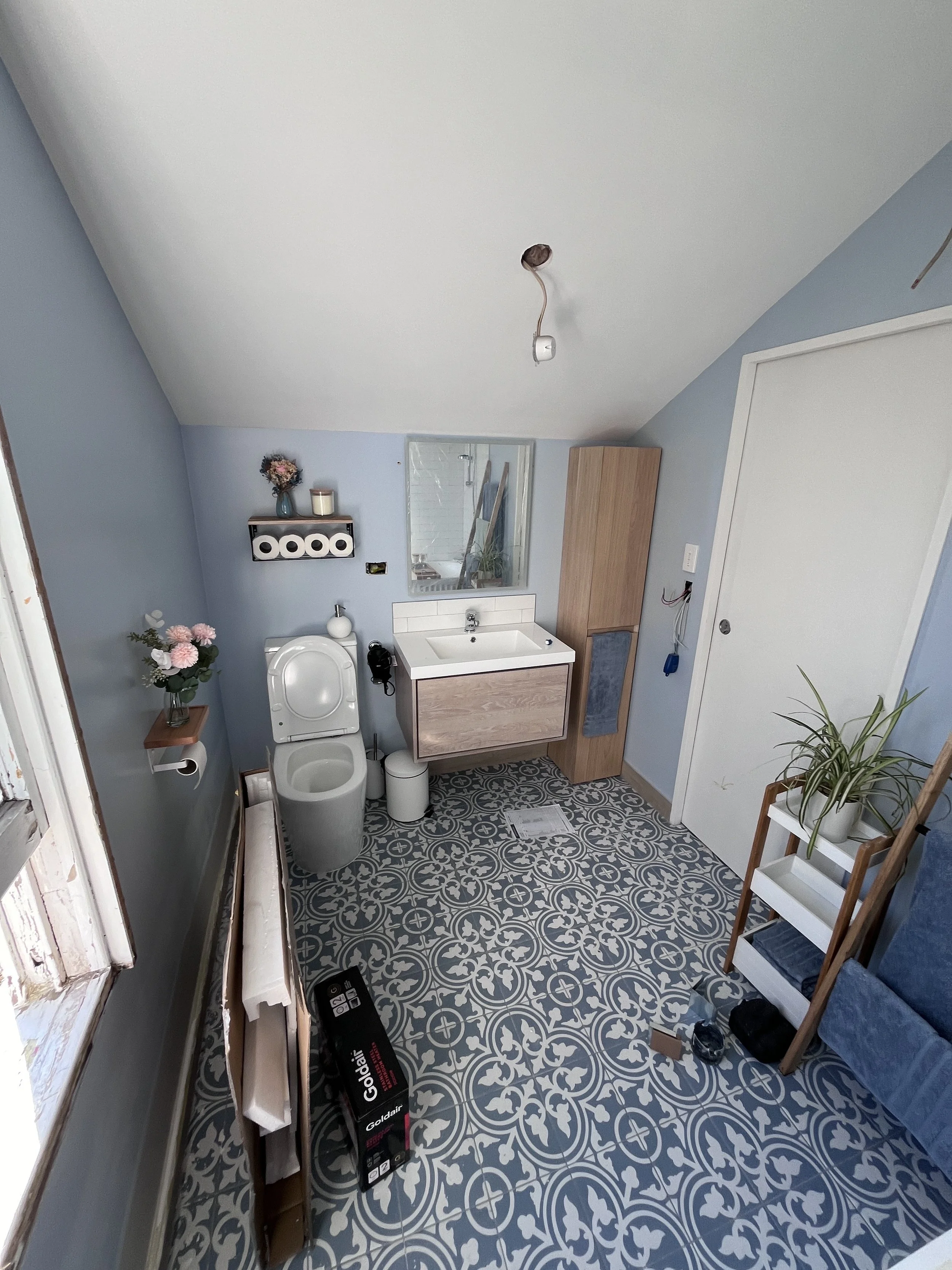 Oranssi carpenter using bench saw