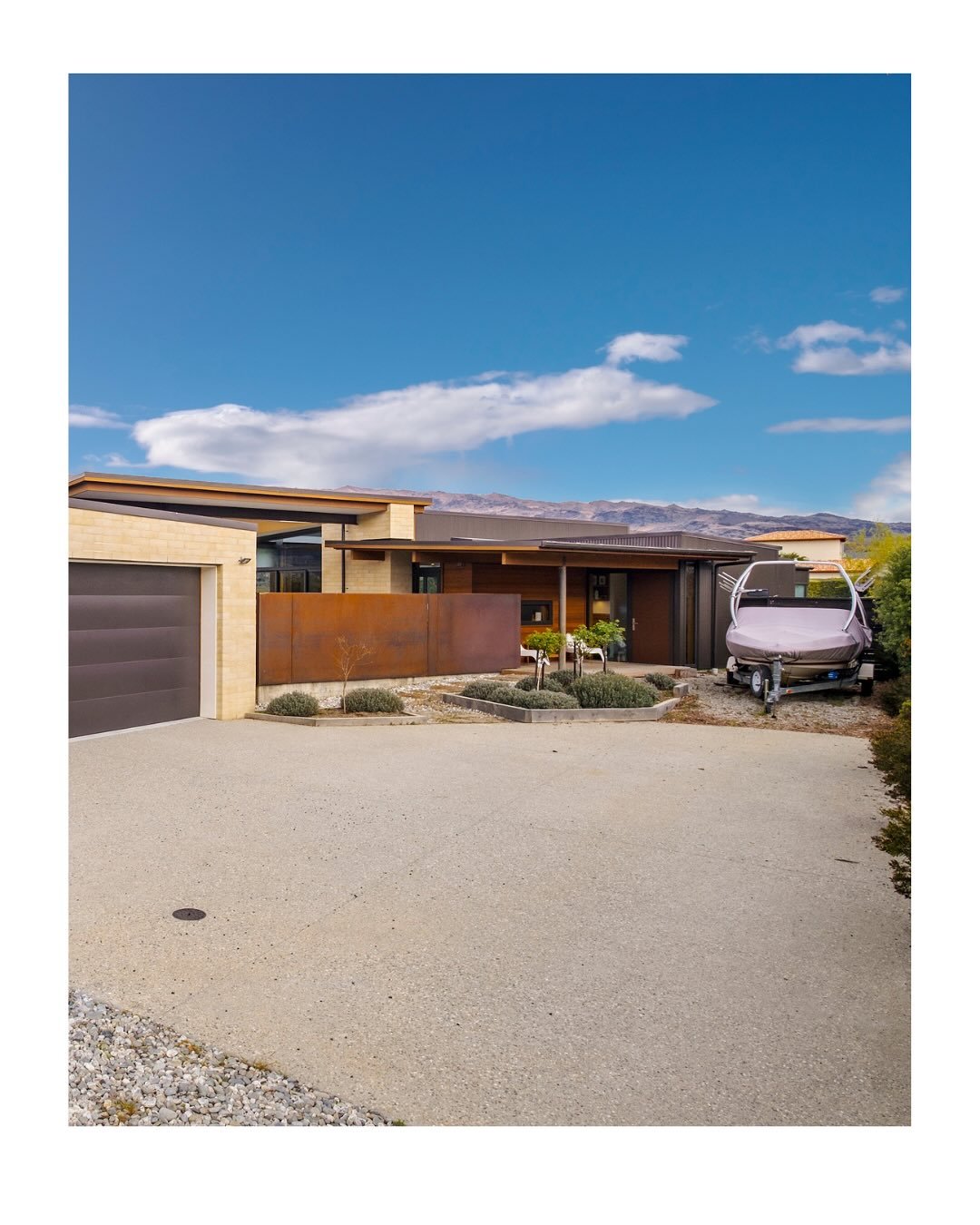 Cromwell, NZ ☀️

A focus on some of favourite homes set in the centre of sunny central Otago. Including the Ferry Lane Residence, the Kohinoor Lane Residence and the A1 Homes Showhome. 

You can&rsquo;t beat it. 

#nzarchitecture #moderndesigns #mode