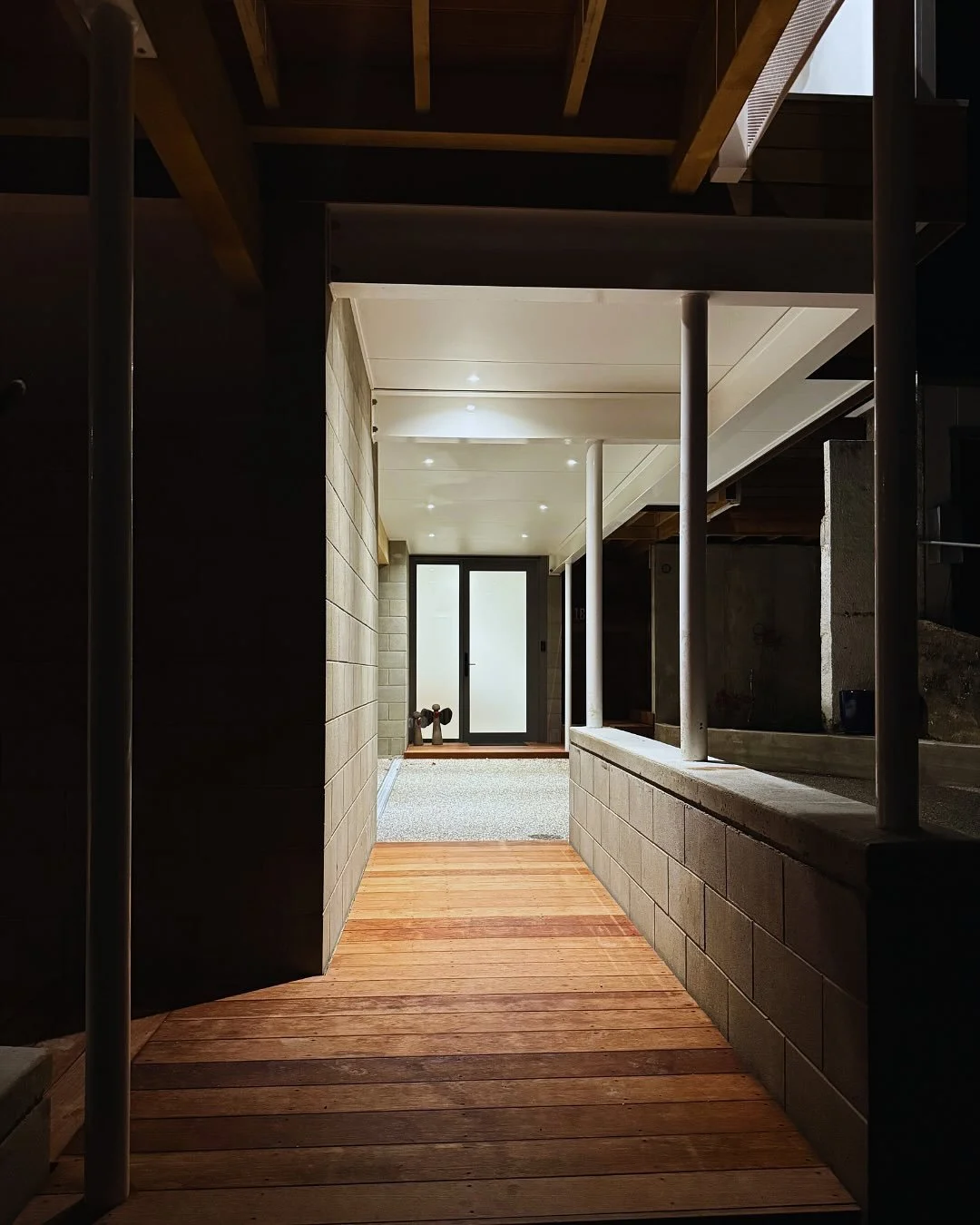 📸 The details of the Erin Street Residence looking spectacular in both the day and night.  Which do you prefer? 

#nzarchitecture #dunedinnz #dunedinarchitecture #dunedinhomes #nzarchitects #moderndesign #architecturephotography