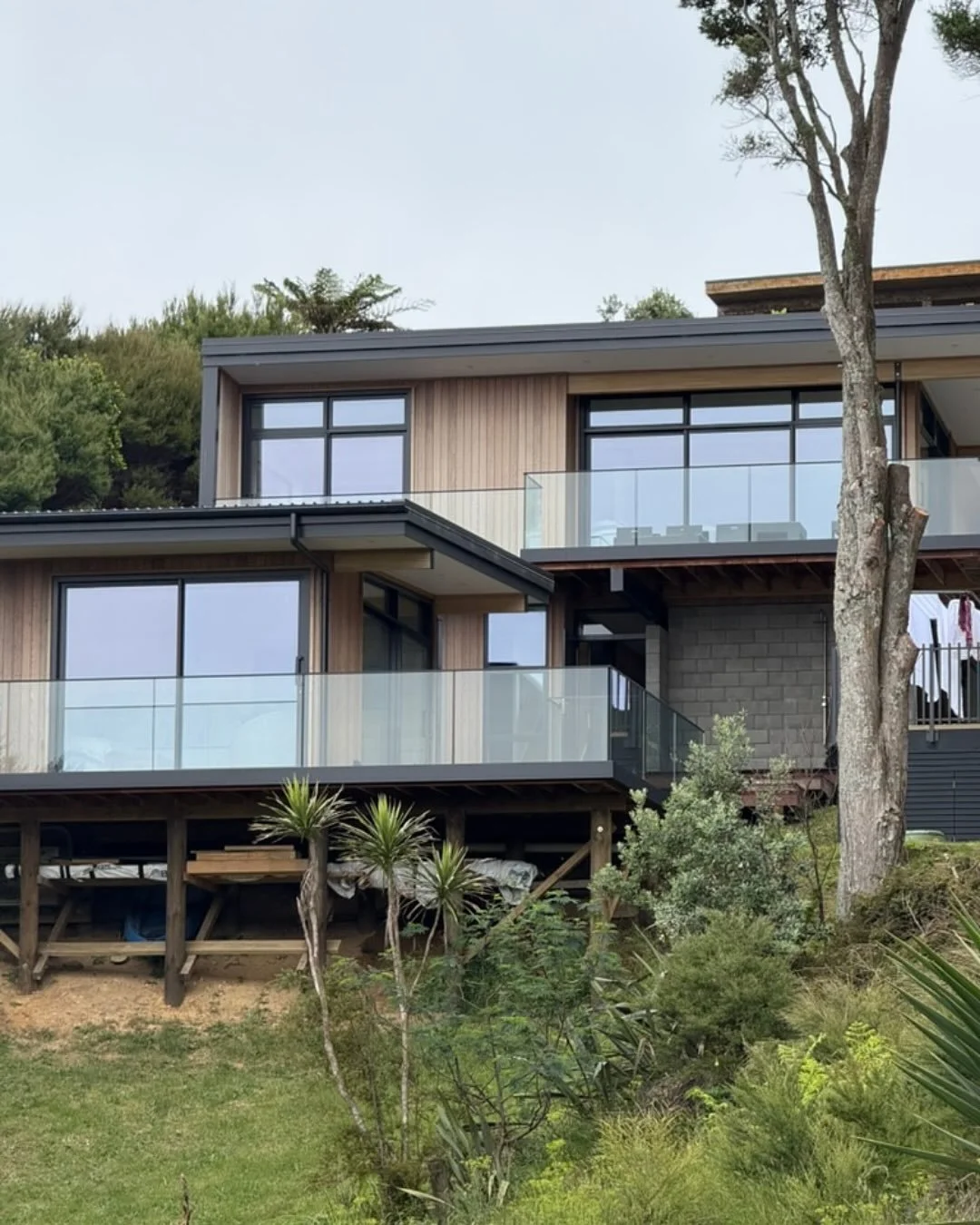 Devon Street, Mangawhai Heads 🌊

This stunning beachfront property is the embodiment of Meehouse modern design. A bespoke design that both visually impresses and effectively functions. With a key focus on connecting the architecture to its wider con