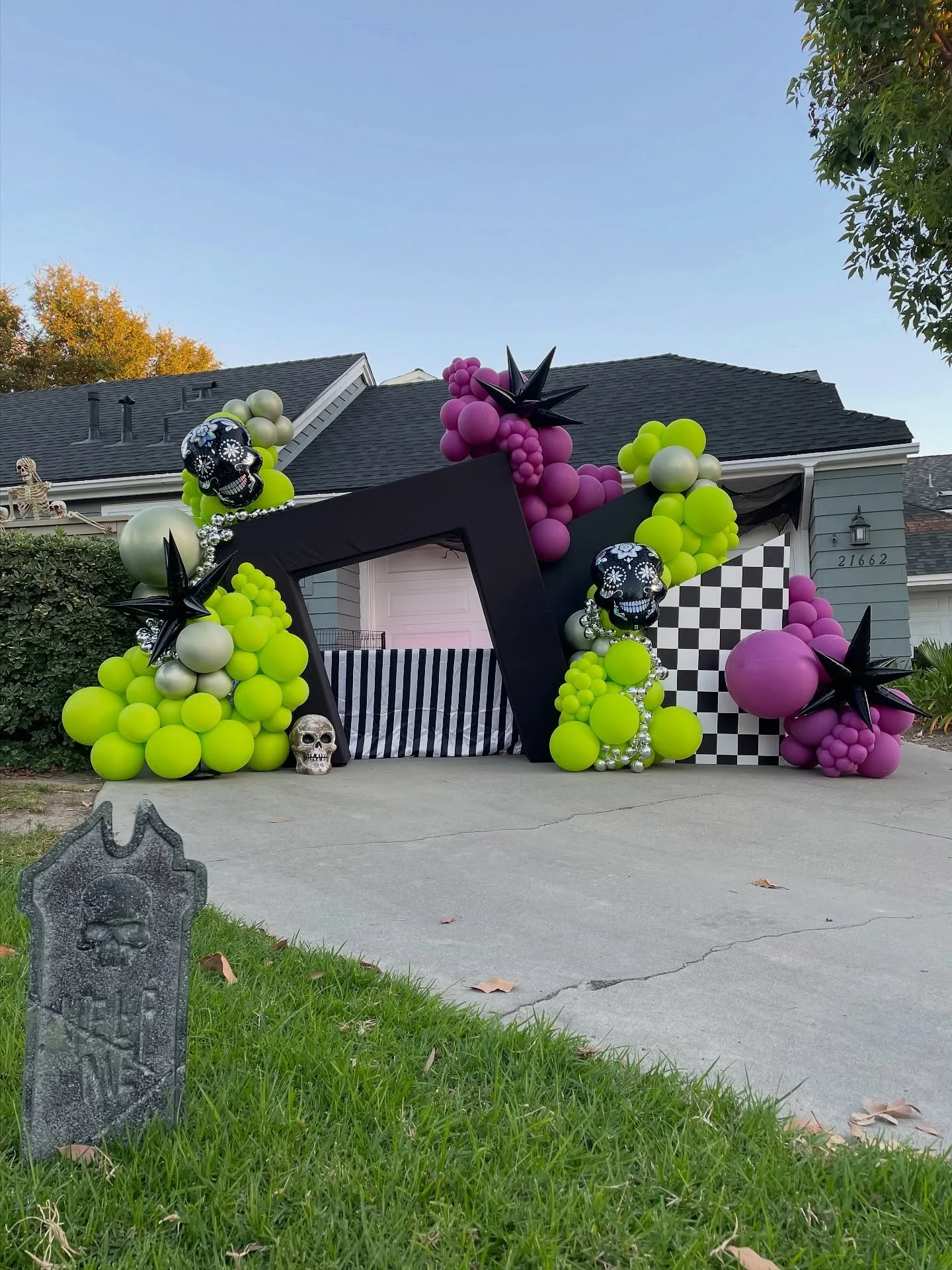 The little monsters are coming! Are you prepared for a night of Trick or Treating? 💀👻
.
.
Design, rentals and balloons styling @charsparties
.

#halloween #happyhalloween #ubackdrop #backdropstand #balloonbackdrop #eventdecor #eventdecorations #par
