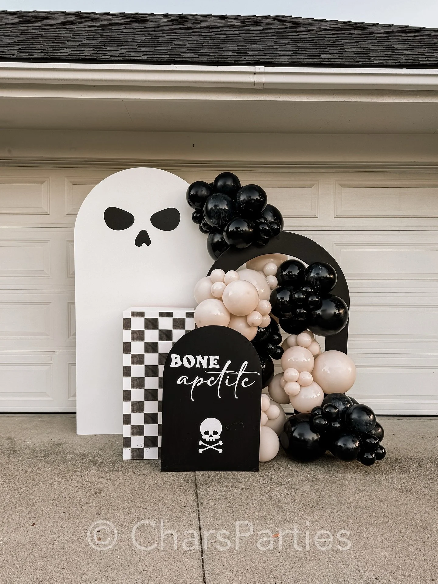 ☠️ Bone Appetite ☠️ 
.
(Yes, I missed a &ldquo;p&rdquo; on the sign 😑) But it was for the trick or treaters at my house and I was in too big a rush to fix it&hellip;  still cute and the kids loved it ☺️
.
.

#halloween #happyhalloween #ubackdrop #ba
