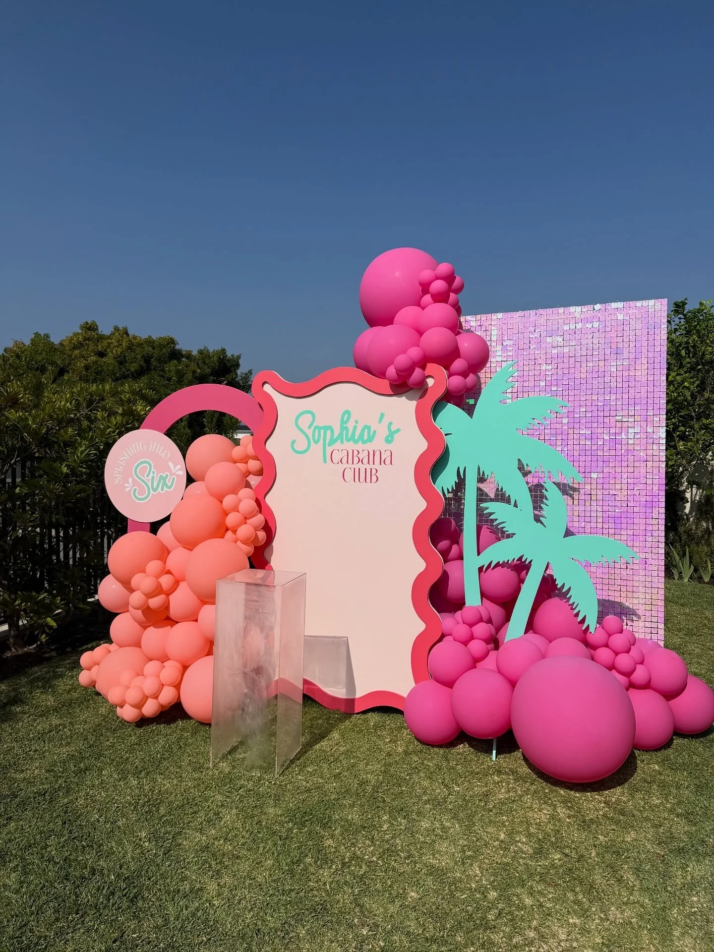 ☀️ Sophia&rsquo;s Cabana Club ☀️
Pool party perfection: arrive in swimsuits, leave with suntans 🕶️
.
Design, rentals and balloon styling @charsparties 
.
.
.
#poolparty #splashingintosix #splashinginto6 #cabanaclub #poolpartyvibes #birthdaypoolparty