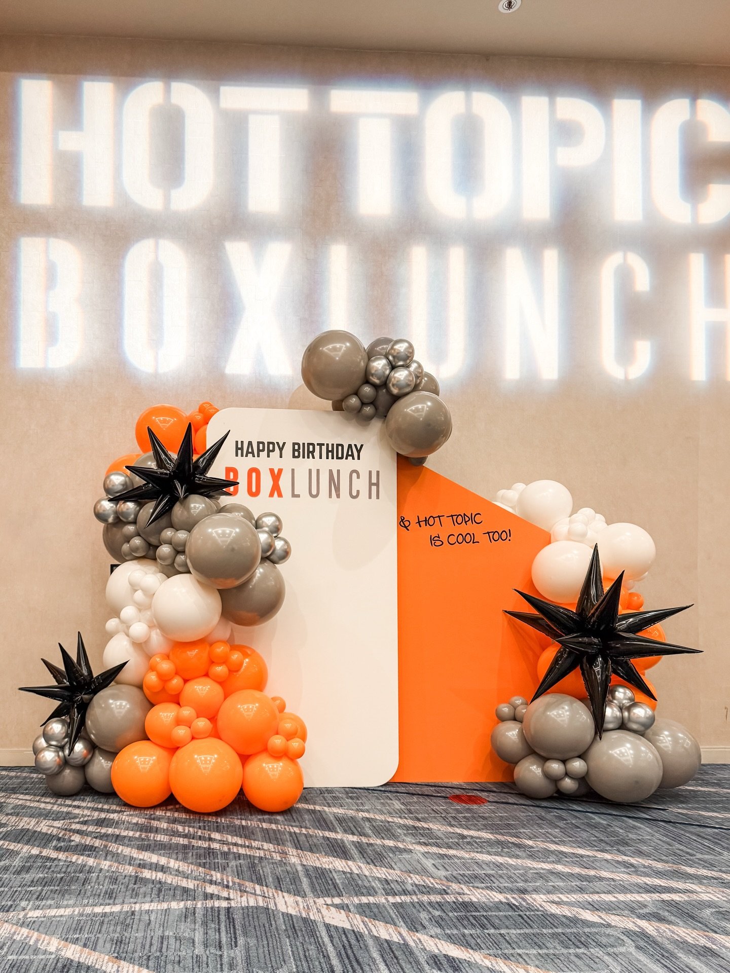 When it&rsquo;s BOXLUNCH&rsquo;s birthday, we CELEBRATE! Happy 10th birthday! 🥳
&hellip; and HOT TOPIC is cool too 😁
.
.
Thanks for trusting me with your party balloons @boxlunchgifts @hottopic 
.
.
Design, rentals and balloons styling @charspartie