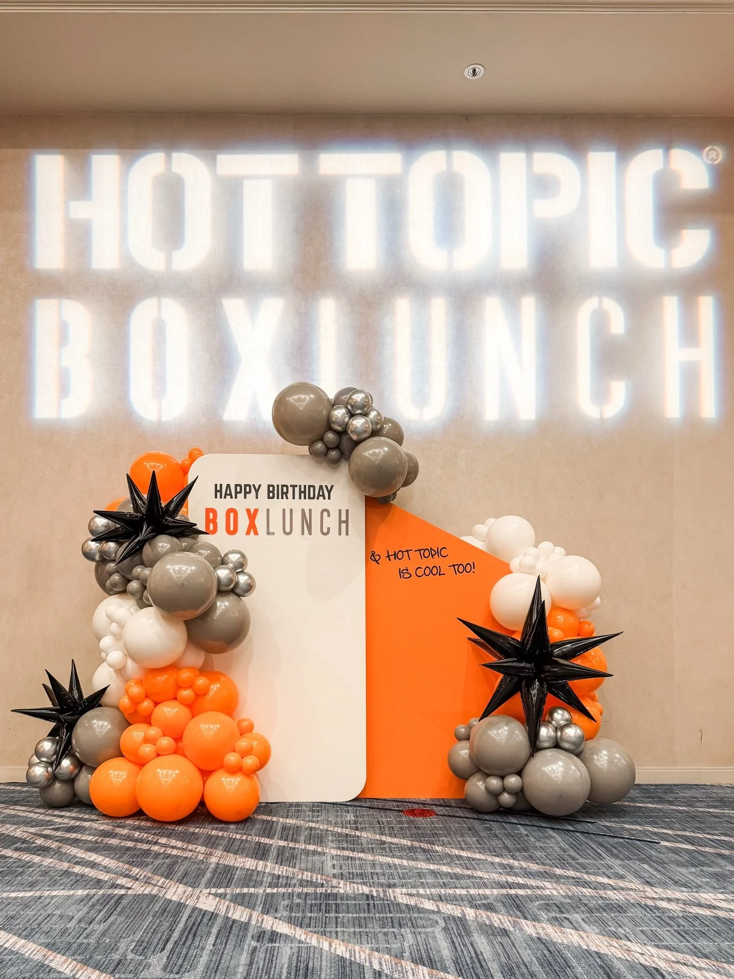 A party without balloons is just a meeting. 

.
.
.
#eventdecor #birthdayparty #partydecor #partybackdrop #eventbackdrop #balloons #balloondecor #balloonbackdrop #companyparty #companymeeting #corporateevent #charsparties #thegoodtimescompany