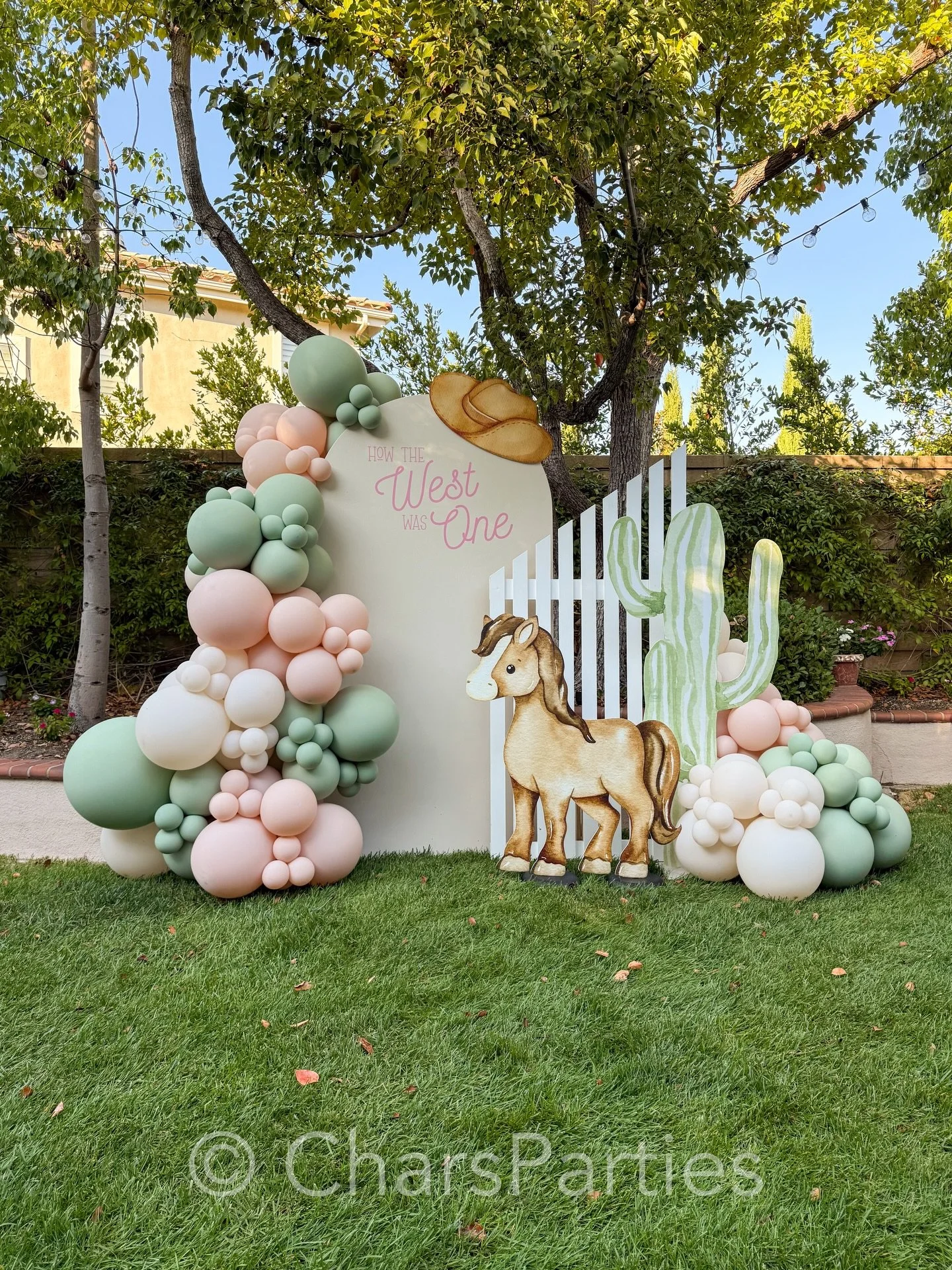 Happy birthday, sweet P! We can&rsquo;t believe how time flies &hellip; you&rsquo;re already ONE! 
We love watching you grow and explore 💕 
.
.
#birthday #firstbirthdayparty #birthdaygirl #birthdayparty #birthdayballoons #ballooncactus #howthewestwa