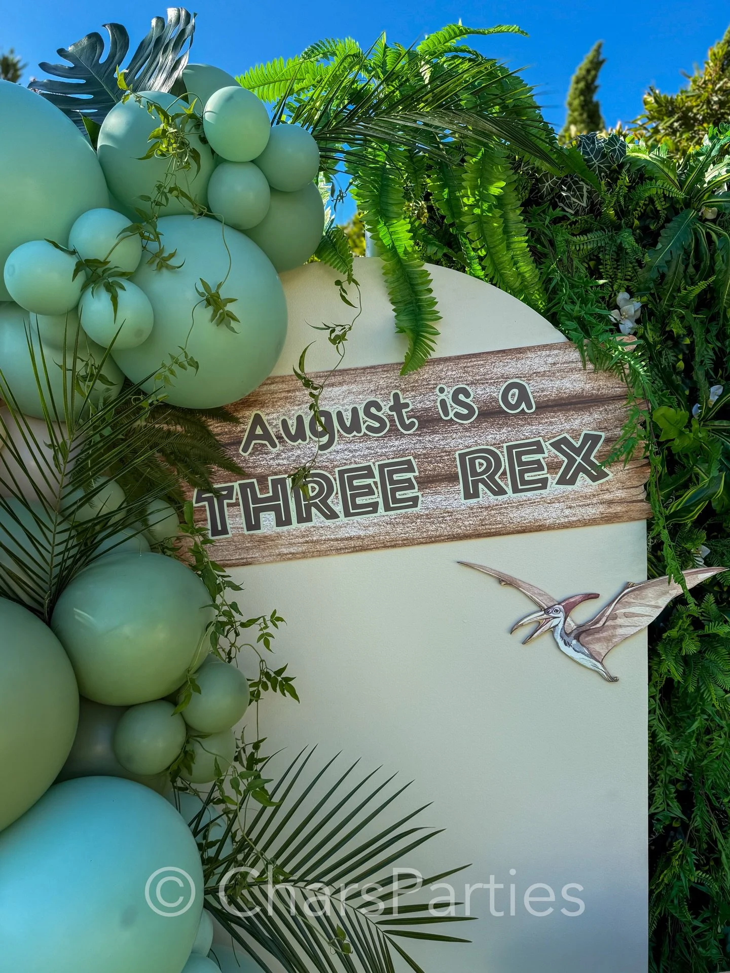 August is a THREE-Rex 🦖🦖🦖 Roaring, Stomping, and Chomping into 3&hellip; This prehistoric bash is too cute!
.
.
Design, rentals, props, and balloon styling @charsparties 
.
Tropical foliage backdrop wall @ubackdropforevent 
.
#threerex #3rdbirthda
