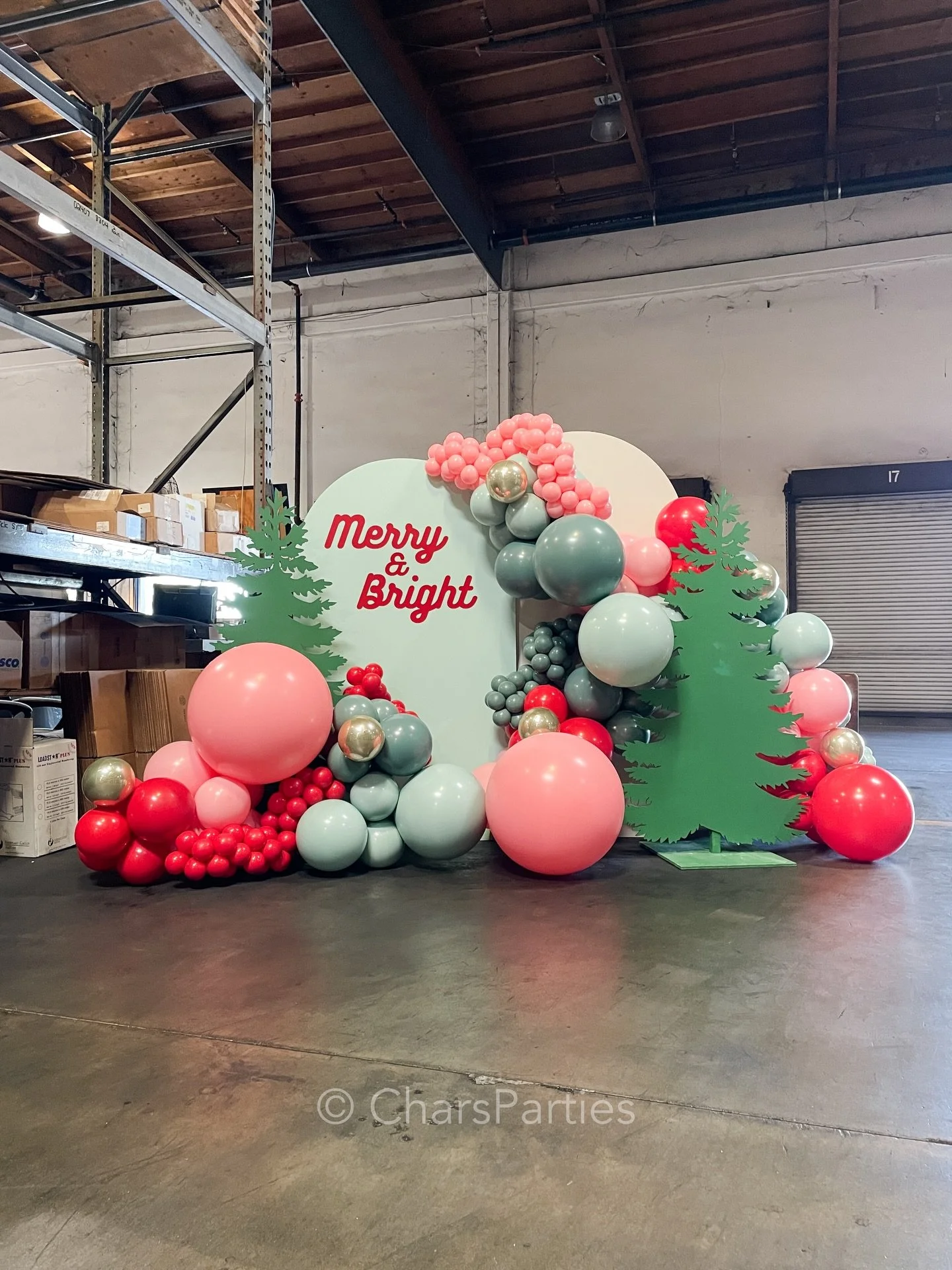 Let's get this party started! Ditch the meeting vibes and add some festive fun with balloons! Reach out today to make your company party Merry and Bright! ✨🎄✨
.
.
.
#merryandbright #companyparty #holidayparty #officeparty #apartywithoutballoonsisjus
