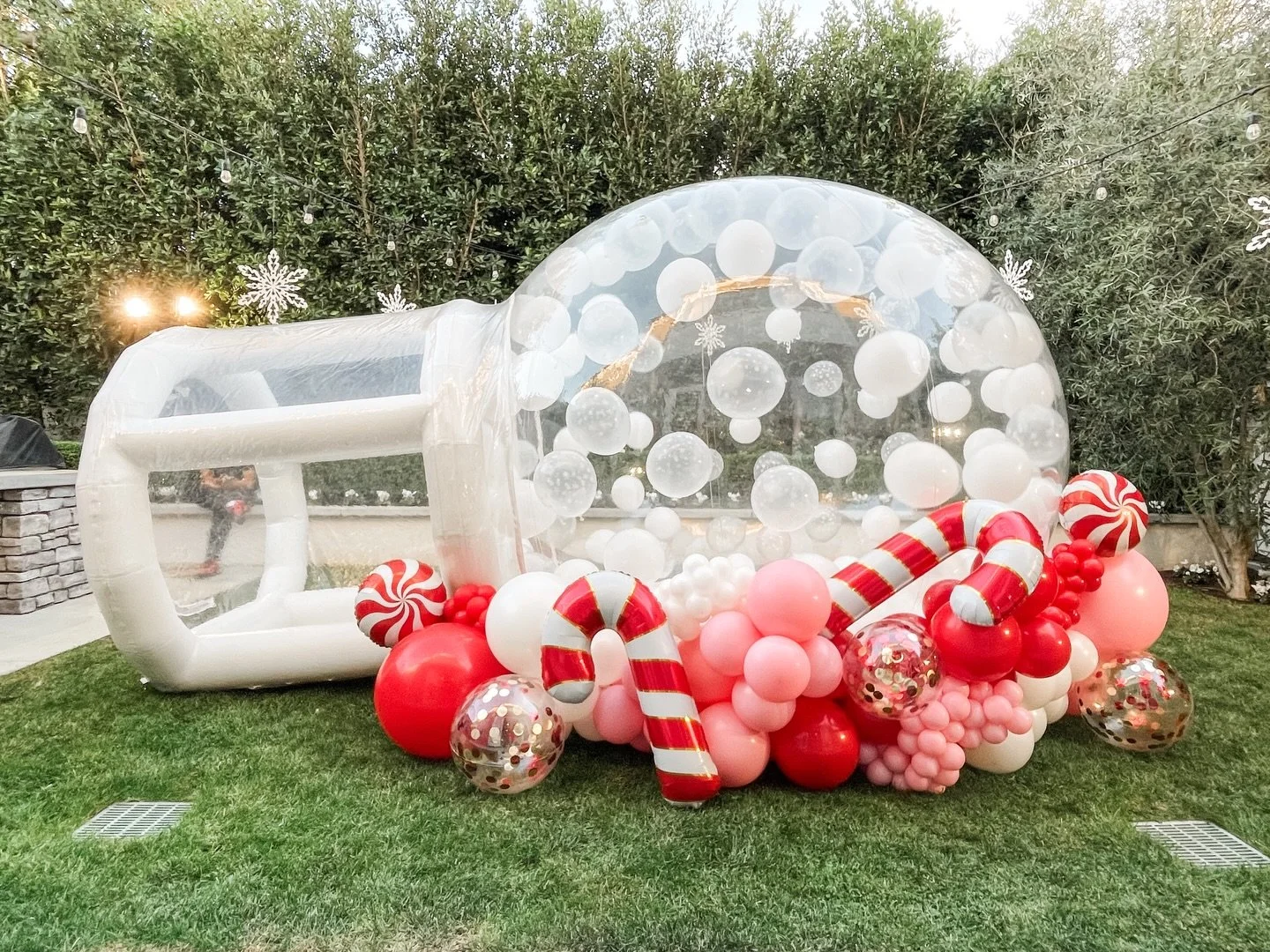 A real life snow globe to play in?! 
❄️ Oh What FUN!!! ❄️
.
.
Balloon styling @charsparties 
.
.
#ohwhatfun #peppermintparty #holidayparty #christmasparty #redandpinkparty #gingerbreadparty #kidschristmasparty #christmaspartyinspo #holidaypartyinspo 