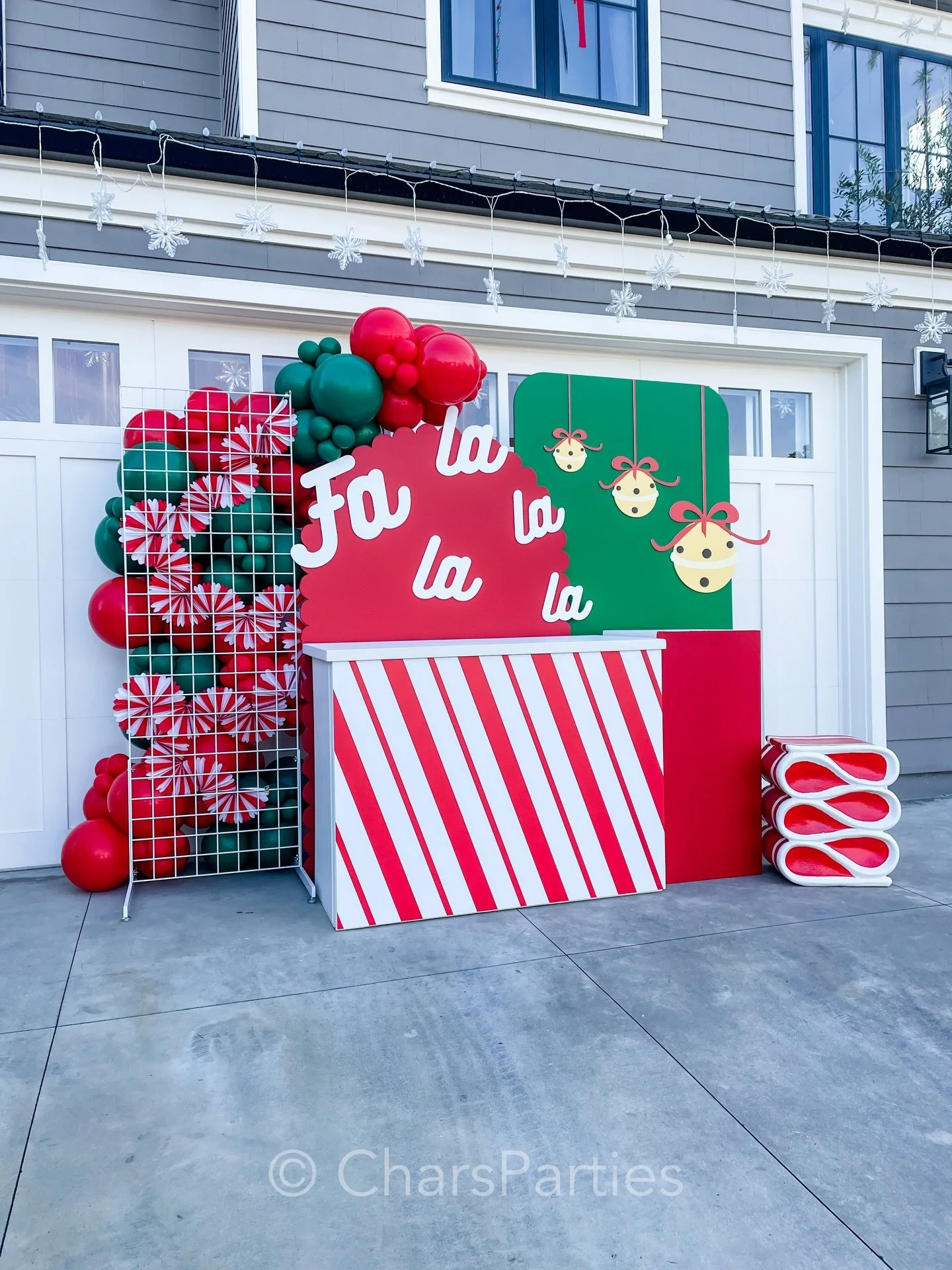 🎶 Fa La La La La 🎶 Nothing says holiday cheer like hot cocoa for our talented neighborhood carolers!
What fun activities do you have planned to celebrate the season?
.
#christmascaroling #hotcocoastation #christmasparty #holidayparty #carolers #dec
