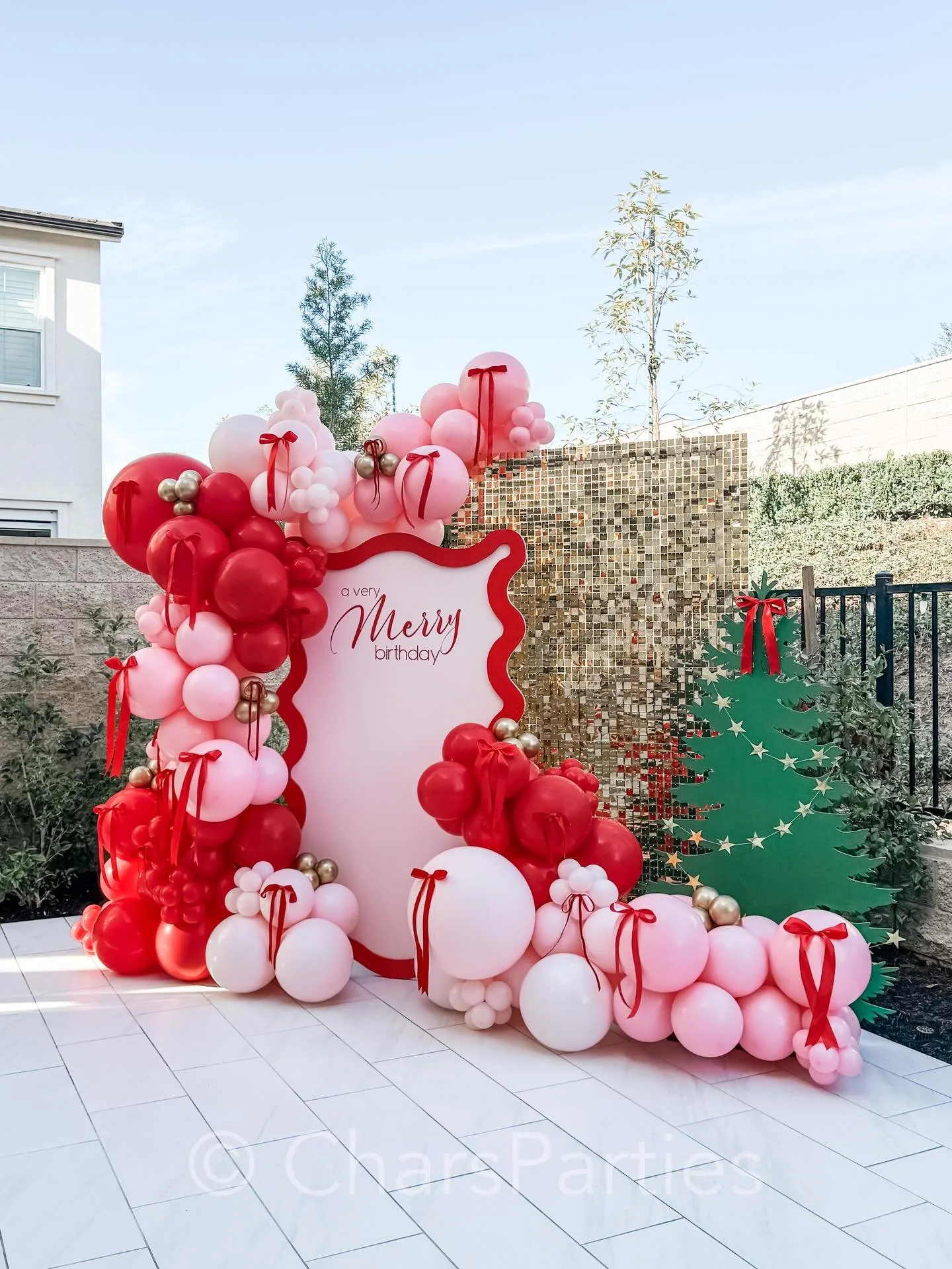 Very Merry Birthday details that still have us swooning 😍🎀❤️
.
.
Design, rentals and balloon styling @charsparties 
Helium balloons @letspartaylandof 
Florals @thebloomoftime 
.
.
#merrybirthday #verymerrybirthday #merrylittlebirthday #christmasbir