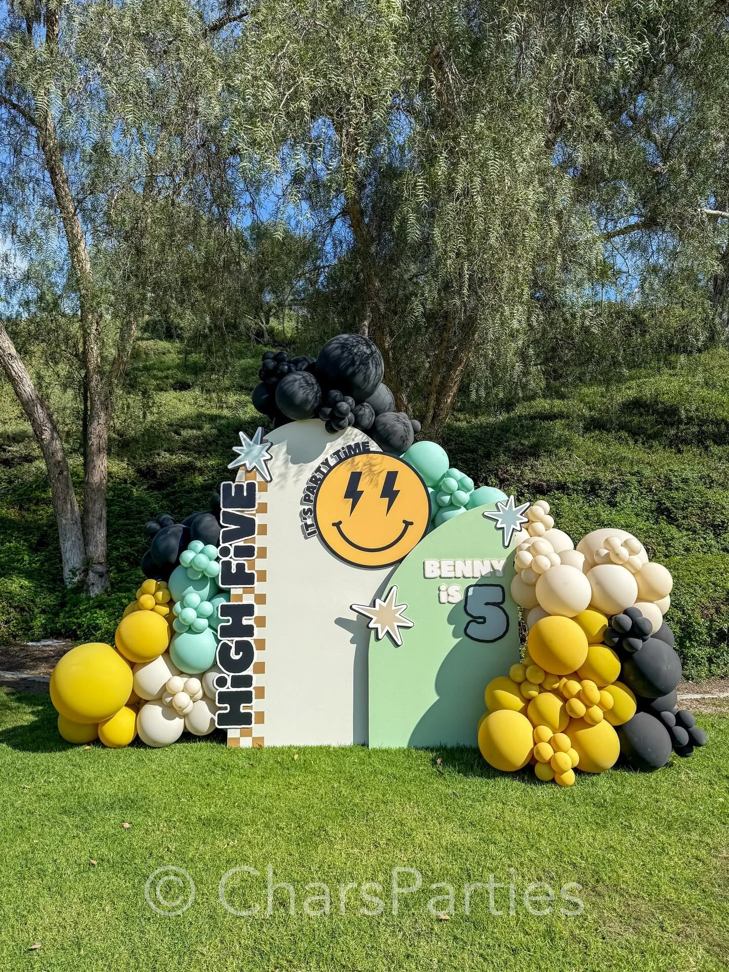 HIGH FIVE! 🖐️ It was my fur baby&rsquo;s 5th birthday last weekend 🐾 and we go all out! 
He&rsquo;s a Valentine&rsquo;s Day baby, so we always make cute bakery box Valentines for his furriends to take home 💌
Big THANK YOU to all our friends and ne