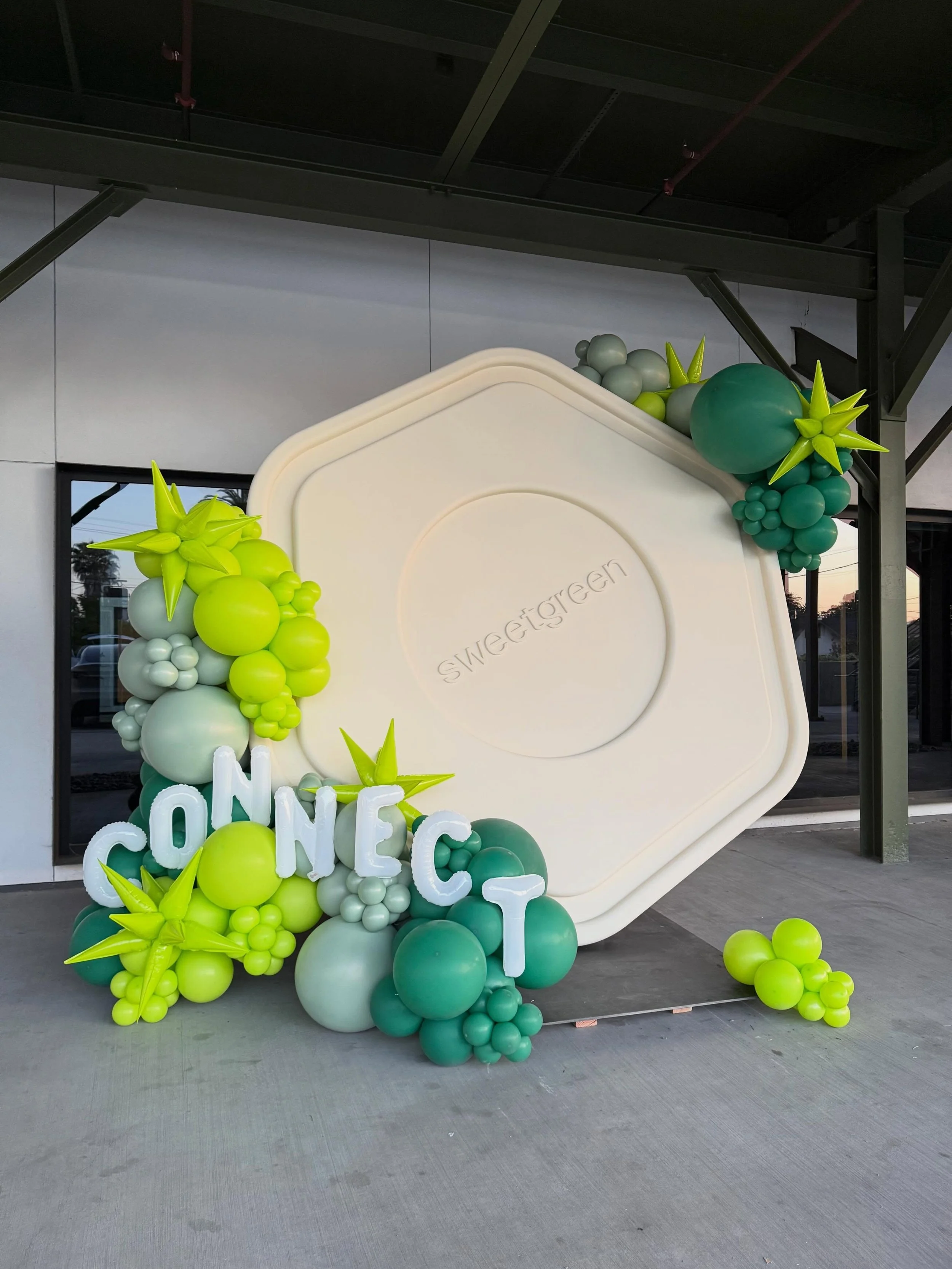 Biggest @sweetgreen salad bowl we&rsquo;ve ever seen! 🤩🥗
Thank you for trusting us with your balloon decor!
.
#companyevent #eventballoons #companypartydecor #orangecountyballoons #balloonstylist
