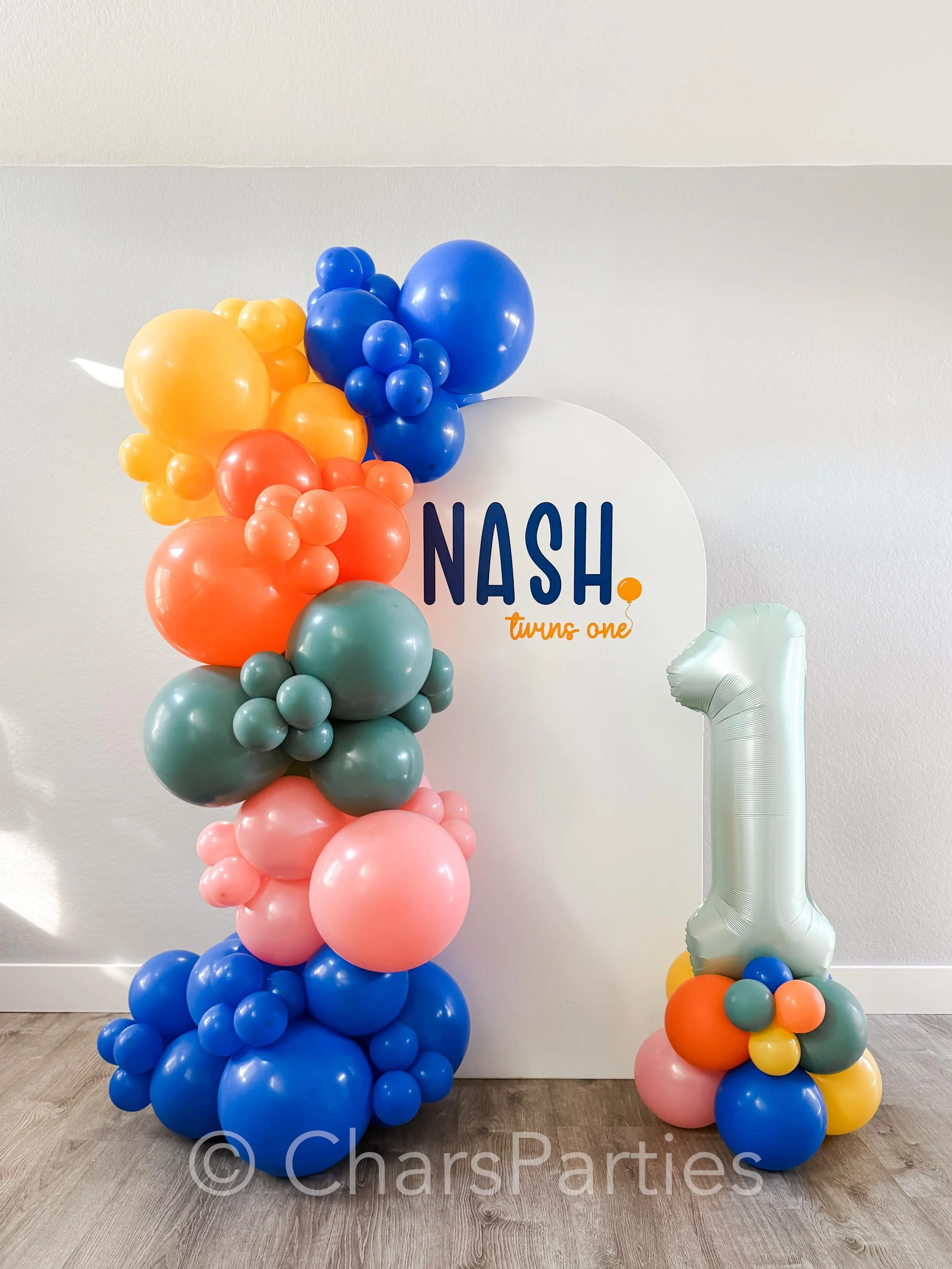 This is a Grab and Go Package! 
Fully customizable to match your unique party vision, fully constructed and ready-to-party, pickup available in Mission Viejo. 
.
Head over to our website to customize yours today! 
.
#grabandgoballoons #birthdaybackdr