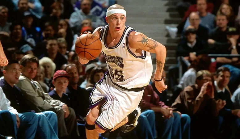 Sacramento Kings player Jason Williams dribbling the ball