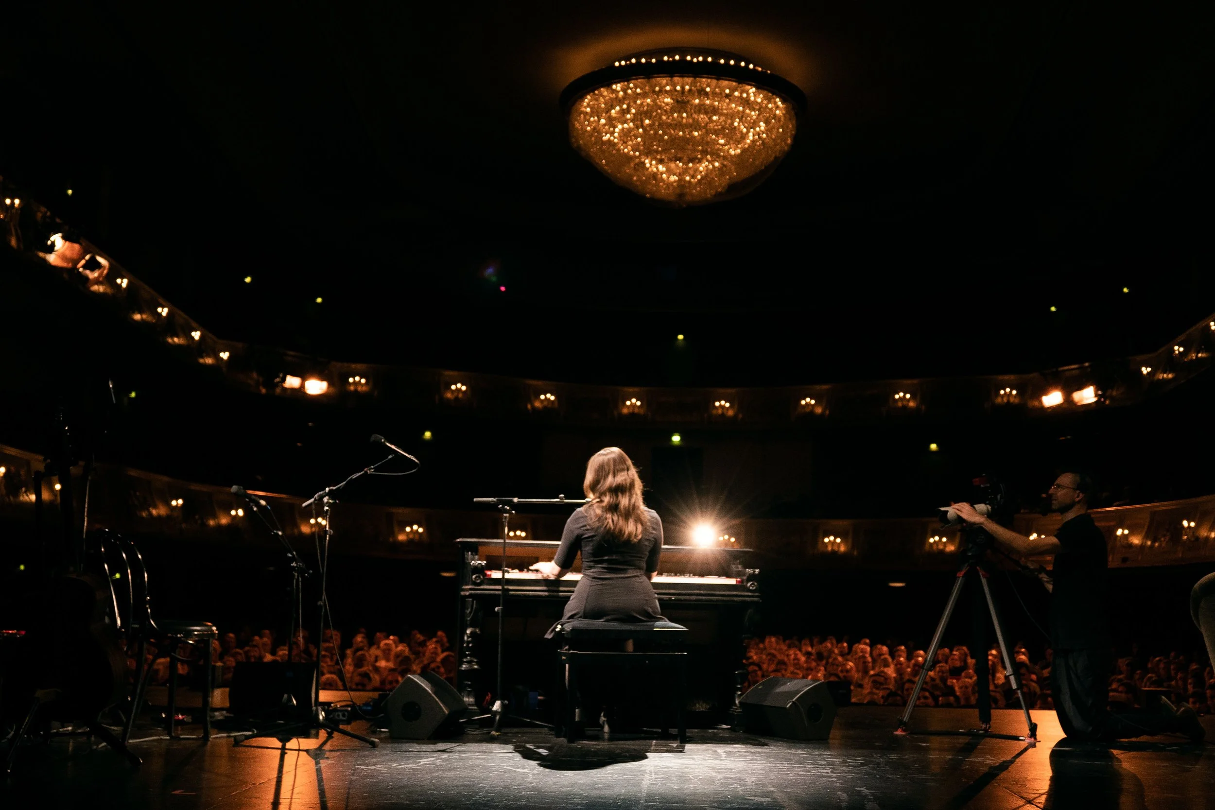 Ronja Lou singt und spielt Klavier bei einem Live-Konzert auf einer Bühne in Berlin