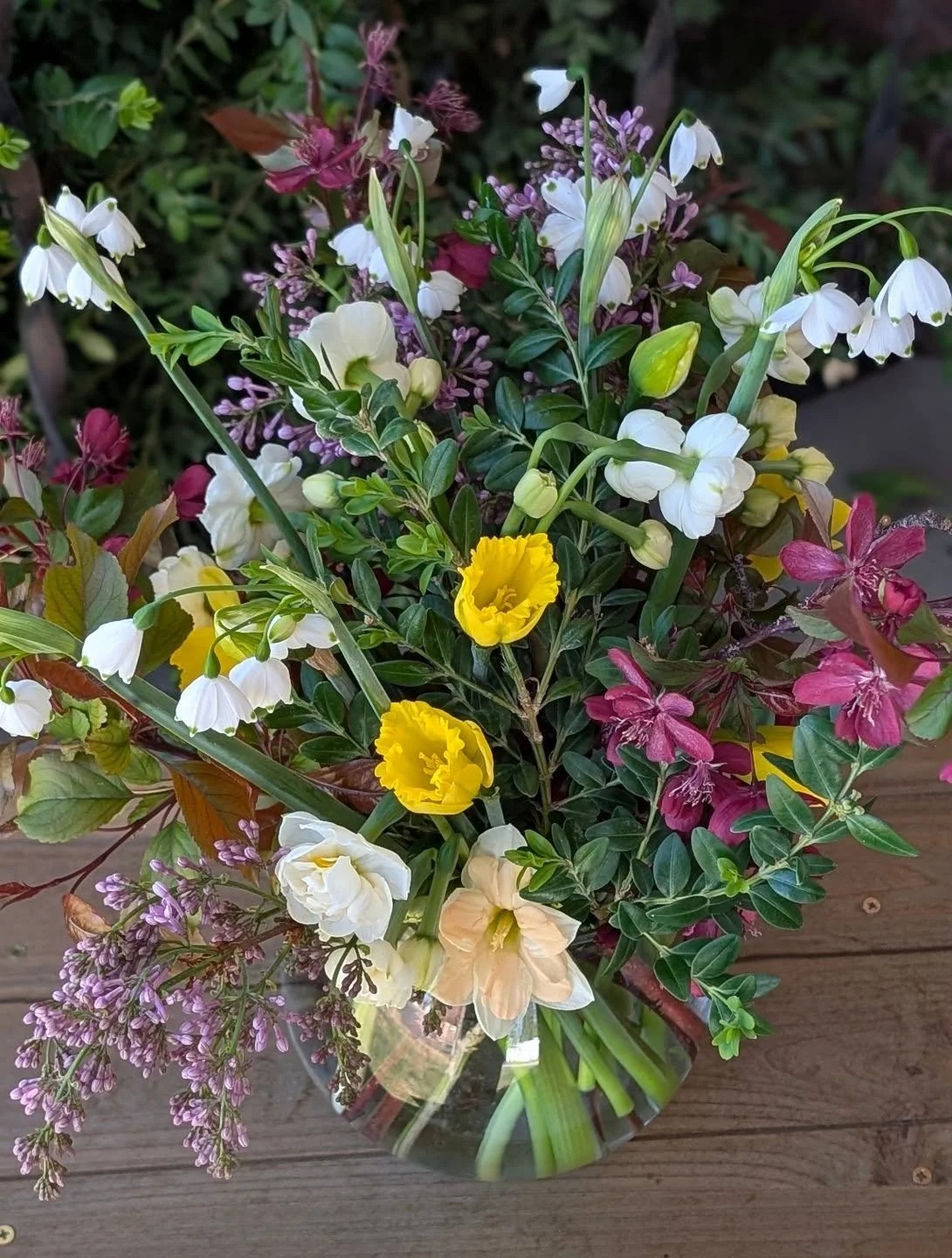 Happy Easter Monday! The spring flowers are going strong this season with the extra warm March weather we've had. We usually don't have lilac blooms until just before Mother's day so this is crazy different to be able to put them in arrangements alre
