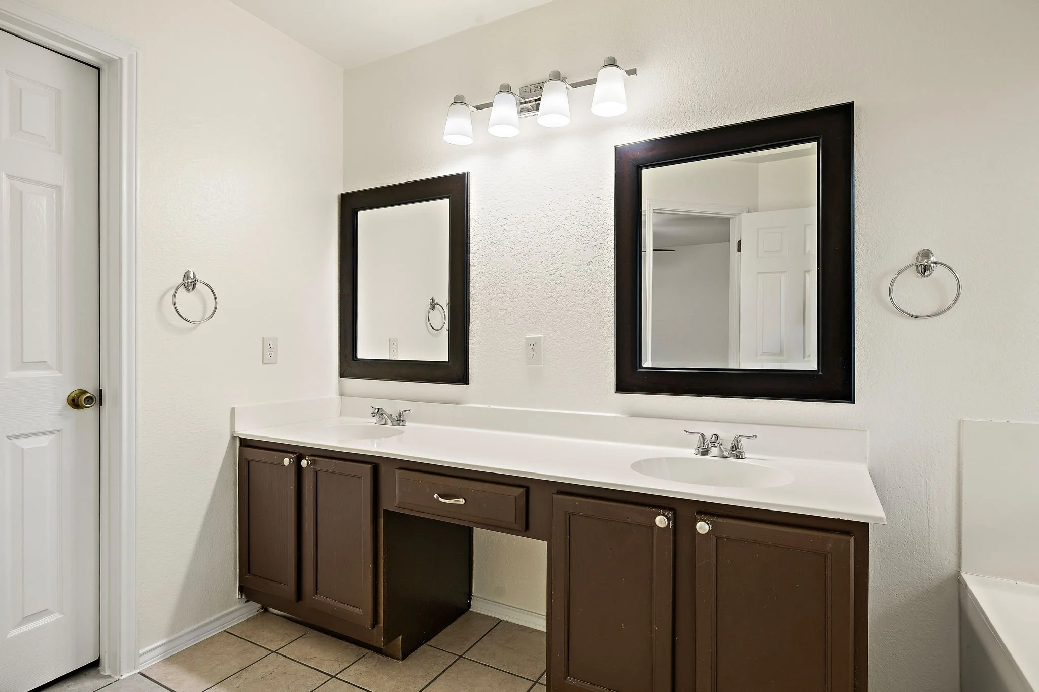 19-web-or-mls-2422 Agarita Trail KCP 042926 - 109.jpg