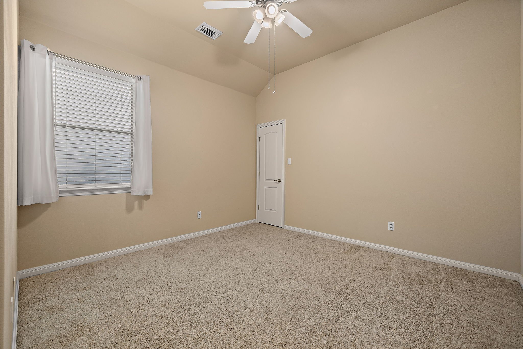 27-web-or-mls-3948 Sapphire Loop KCP 011426 - 59.jpg