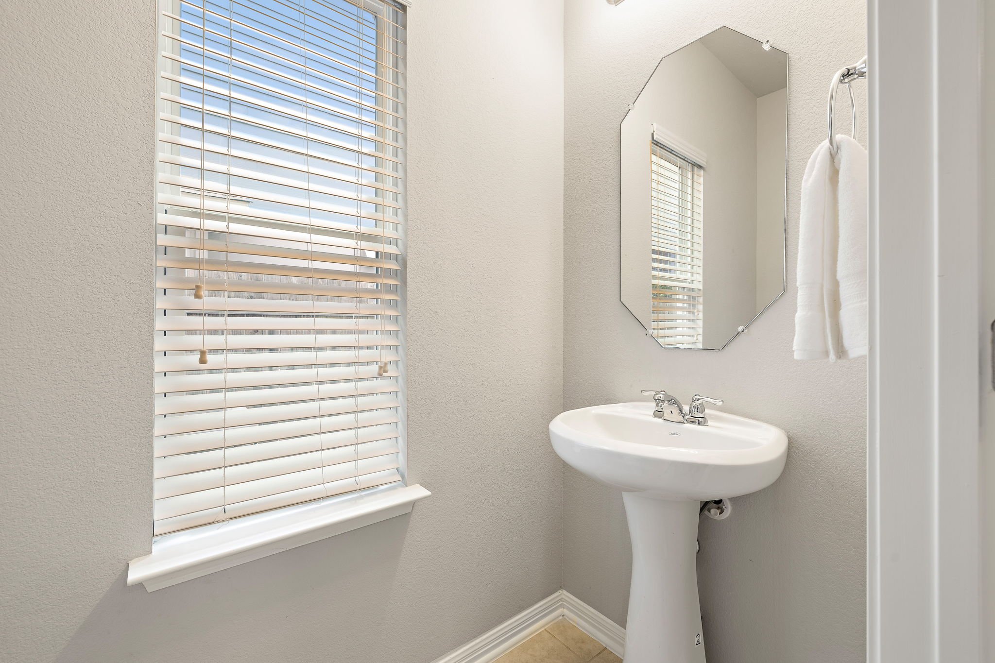 16-web-or-mls-147 Wainscot Oak Wy  KCP 011226 - 51.jpg