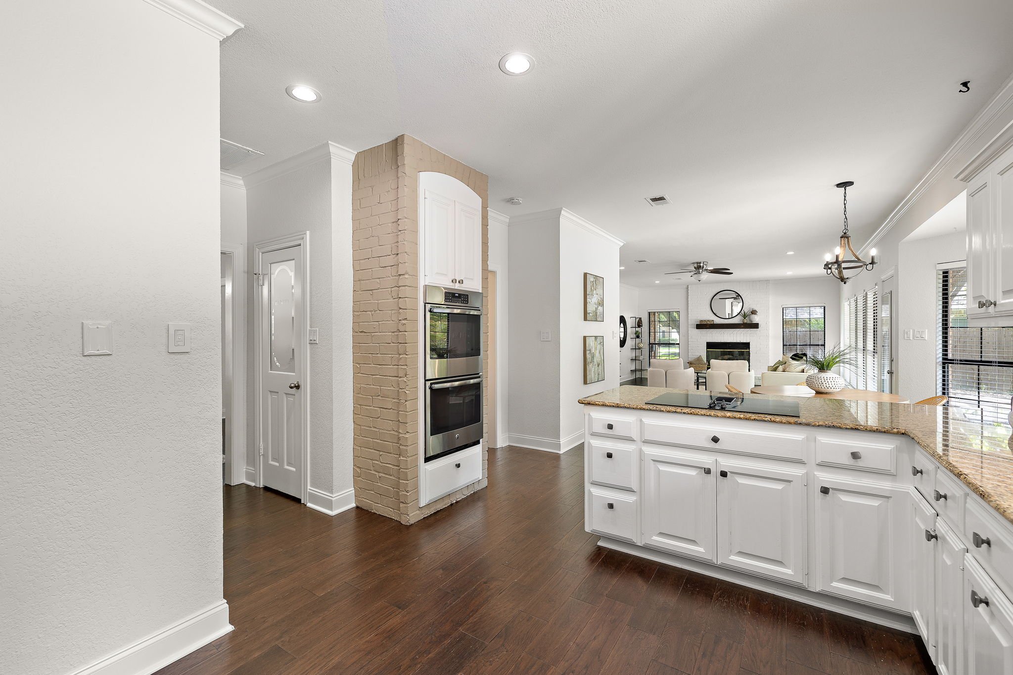 21-web-or-mls-10 Oak View KCP 060826 - 212.jpg