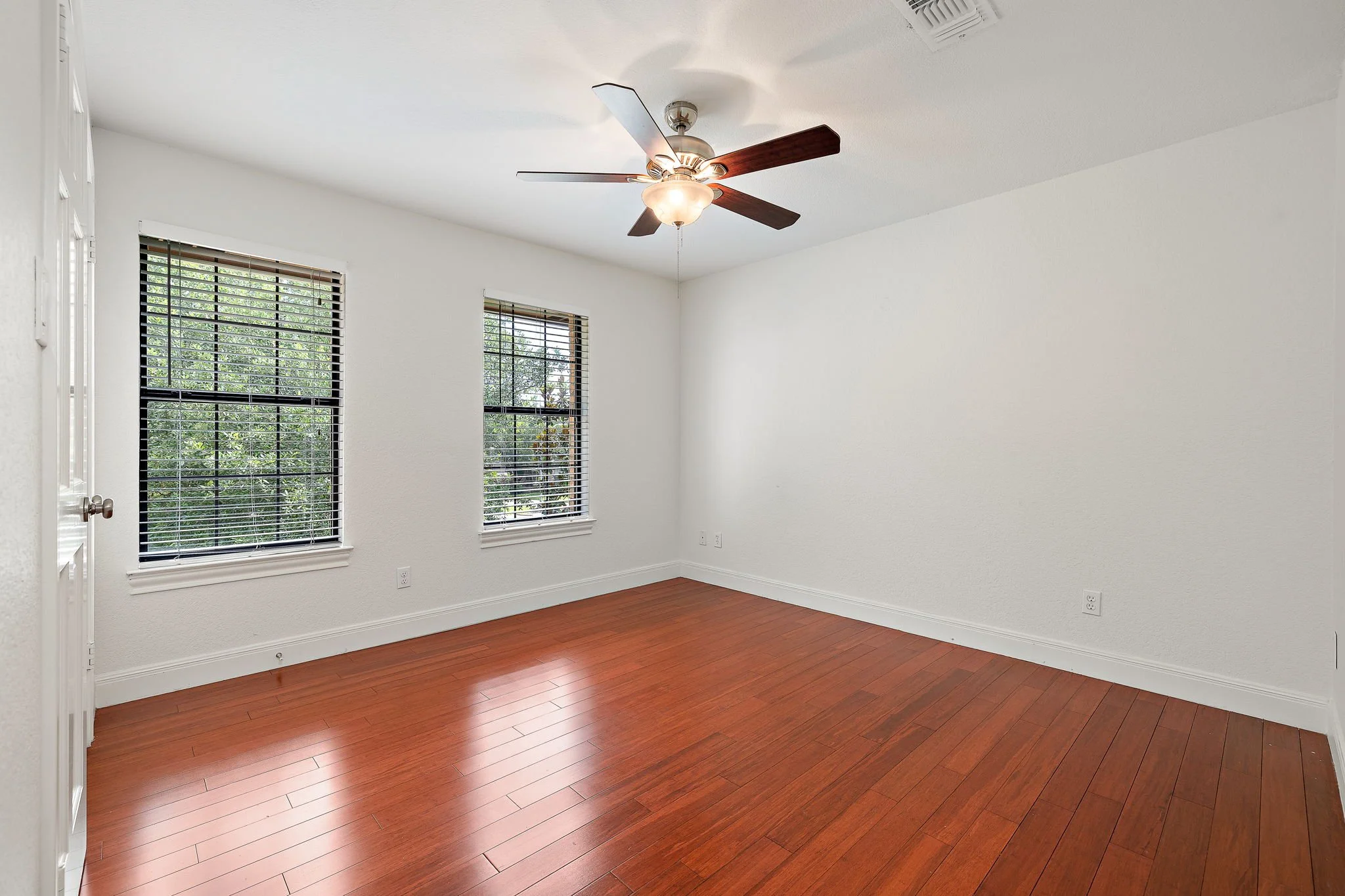 35-web-or-mls-10 Oak View KCP 060826 - 4.jpg