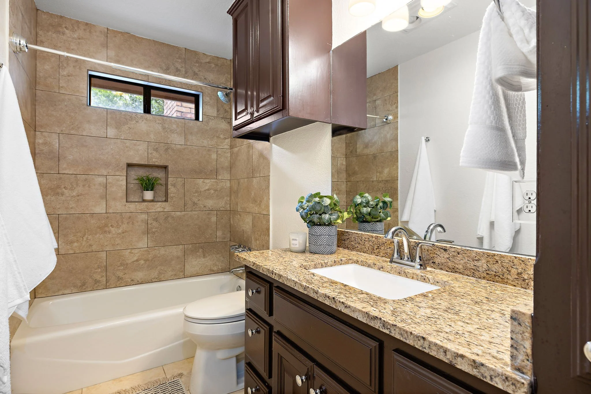 36-web-or-mls-10 Oak View KCP 060826 - 16.jpg
