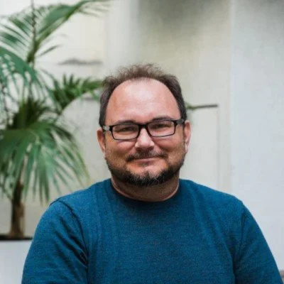 headshot - Alex Henderson.jpg