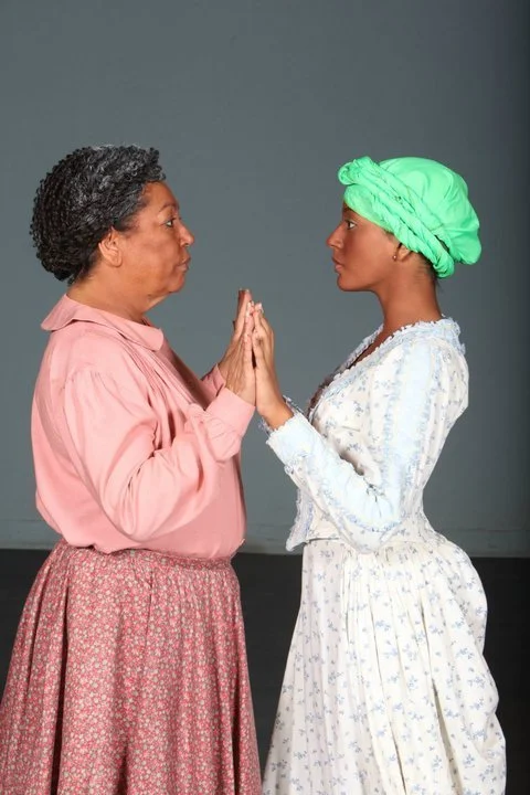 Junto a la actriz Carmen Nydia Velázquez en la obra “Vejigantes” de Francisco Arriví, dirigida por Roberto Ramos Perea.