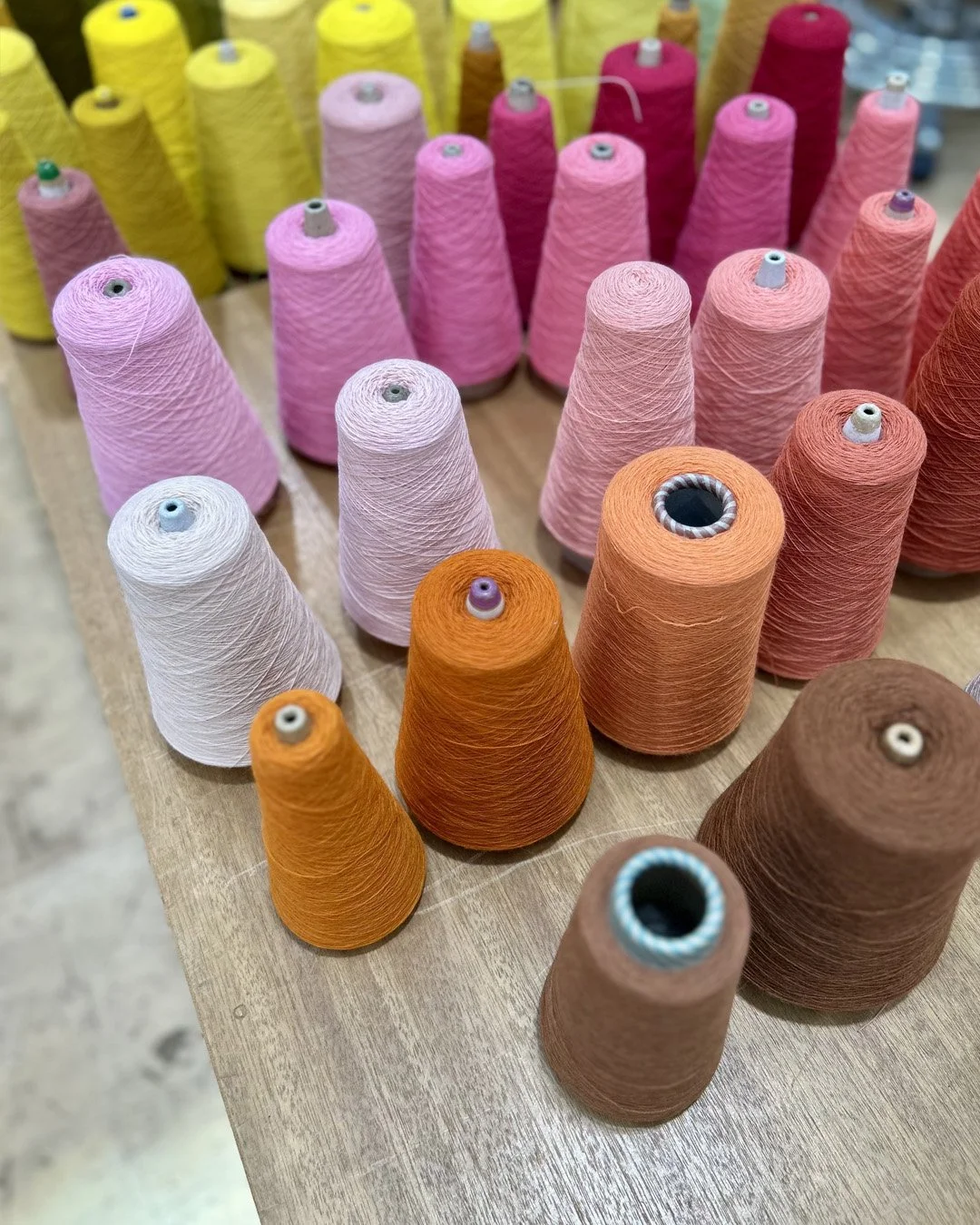 Organisation of a palette of threads for a tapestry in progress.