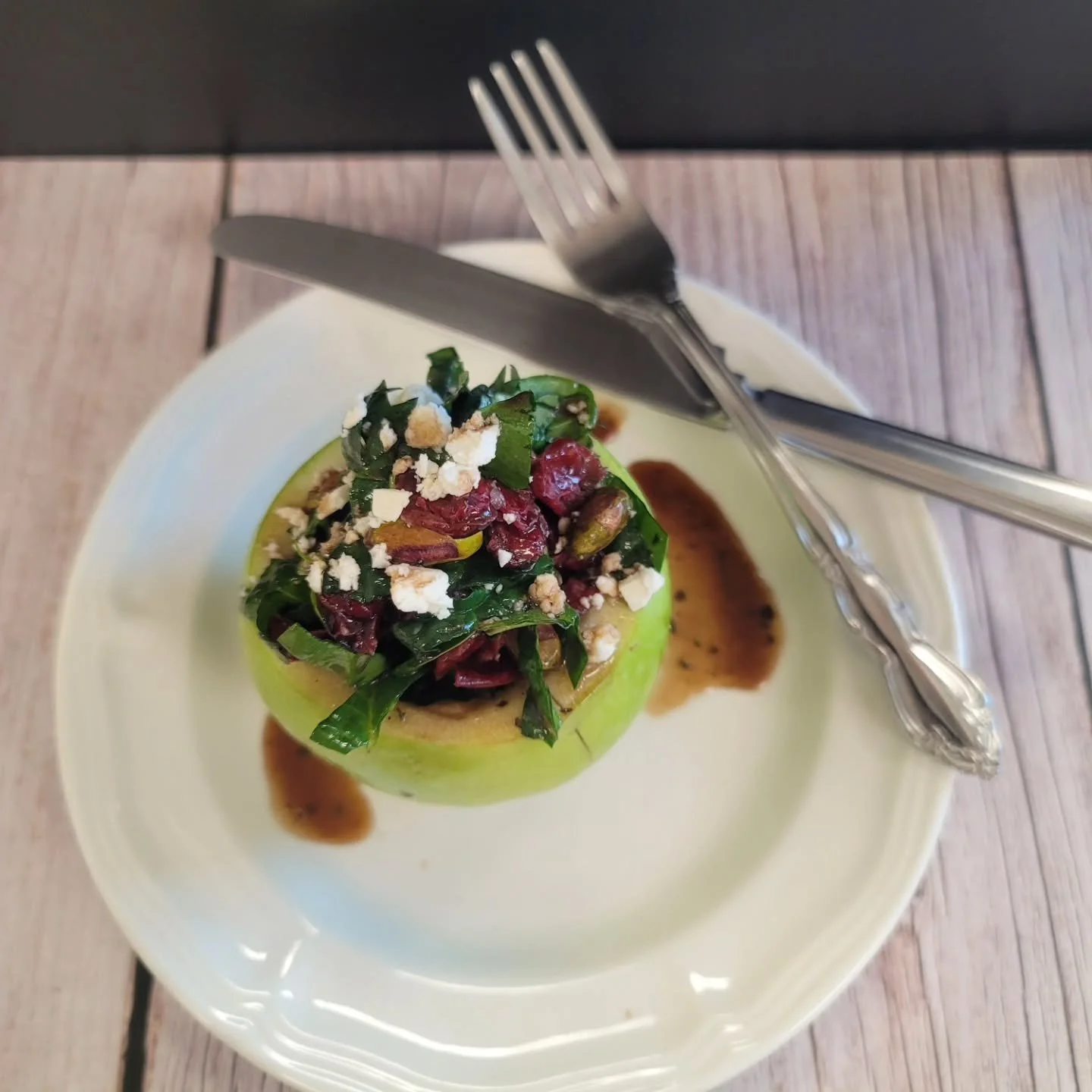 Yesterday was so fun!

I had the honor of teaching plate presentation + food photography to @culinarymedicine.rdn Intro to Culinary Medicine class, and this stuffed apple salad was my muse.

We explored how storytelling lives in building the menu, on