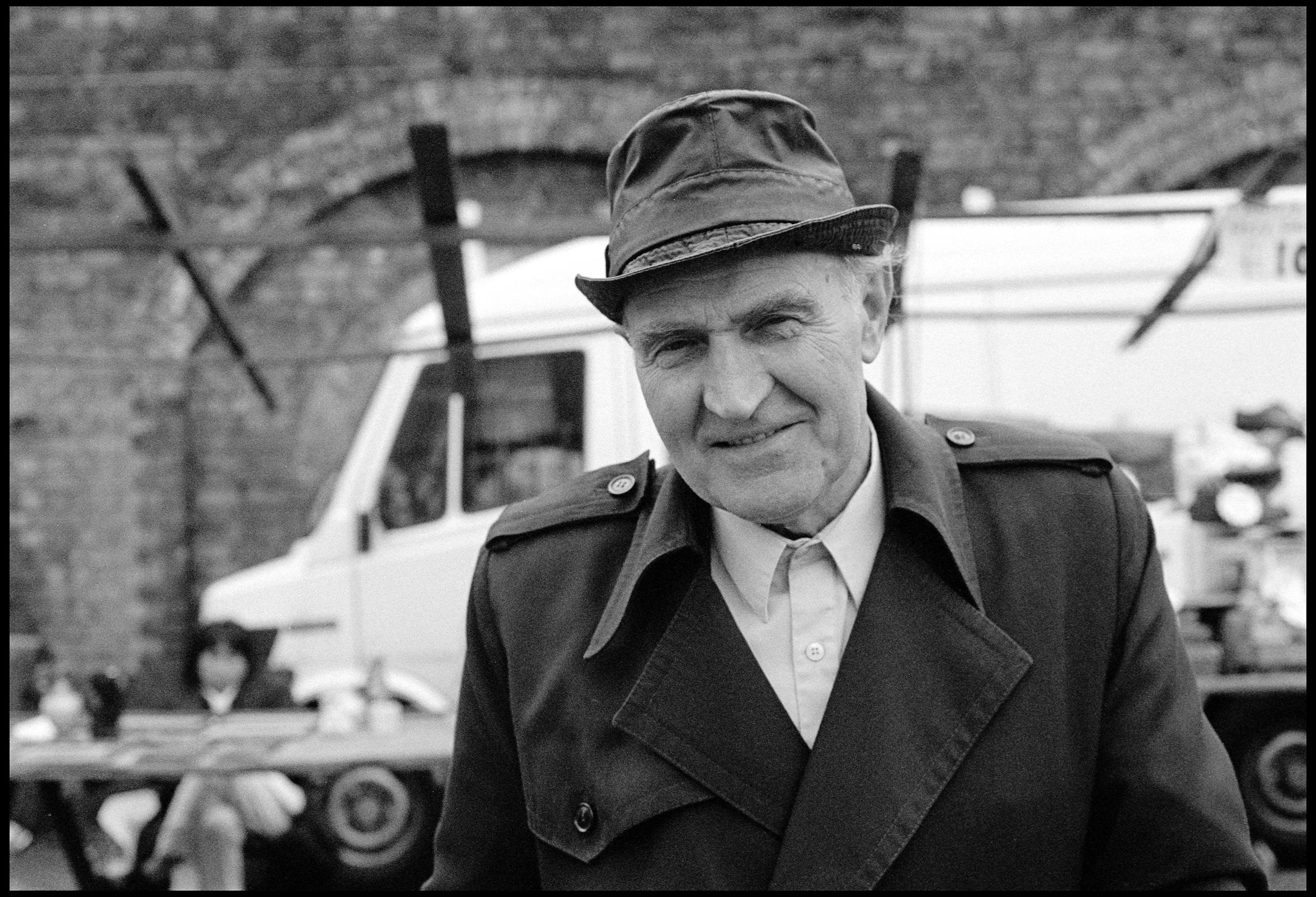 Brick Lane, London 2001 (387-021) HP5 / Nikon F3 / 50mm Nikkor