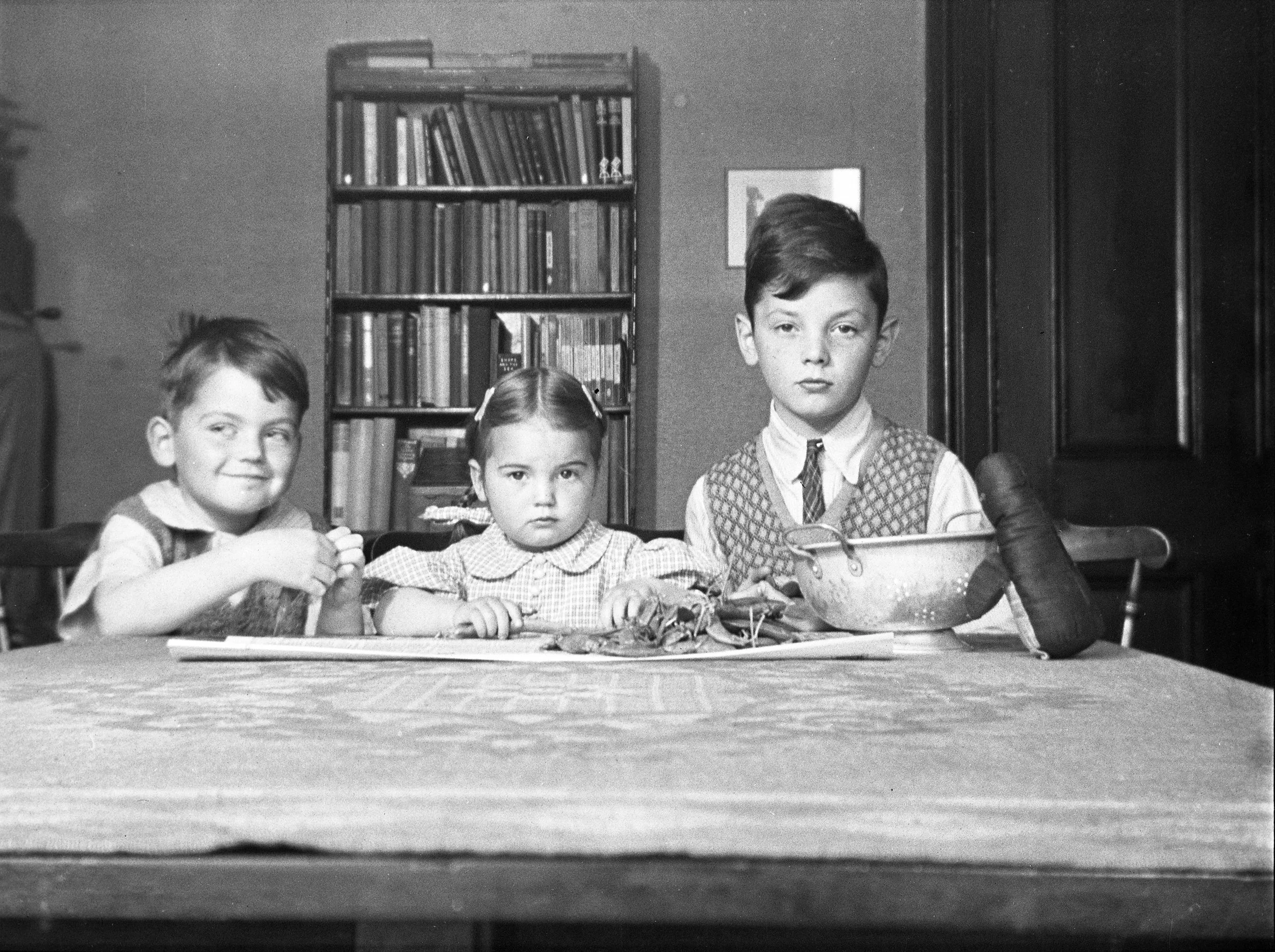 1946-06-002 Children shelling peas, Peter, Michael and Daphne 29-30 June WEB.jpg