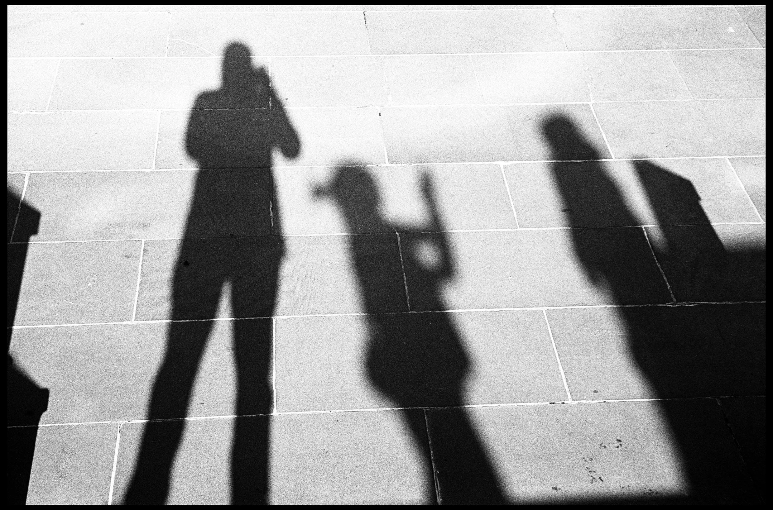 Treasury Place, Melbourne 2022 (905-027) HP5 / Nikon S2 / 50mm Nikkor f1.4