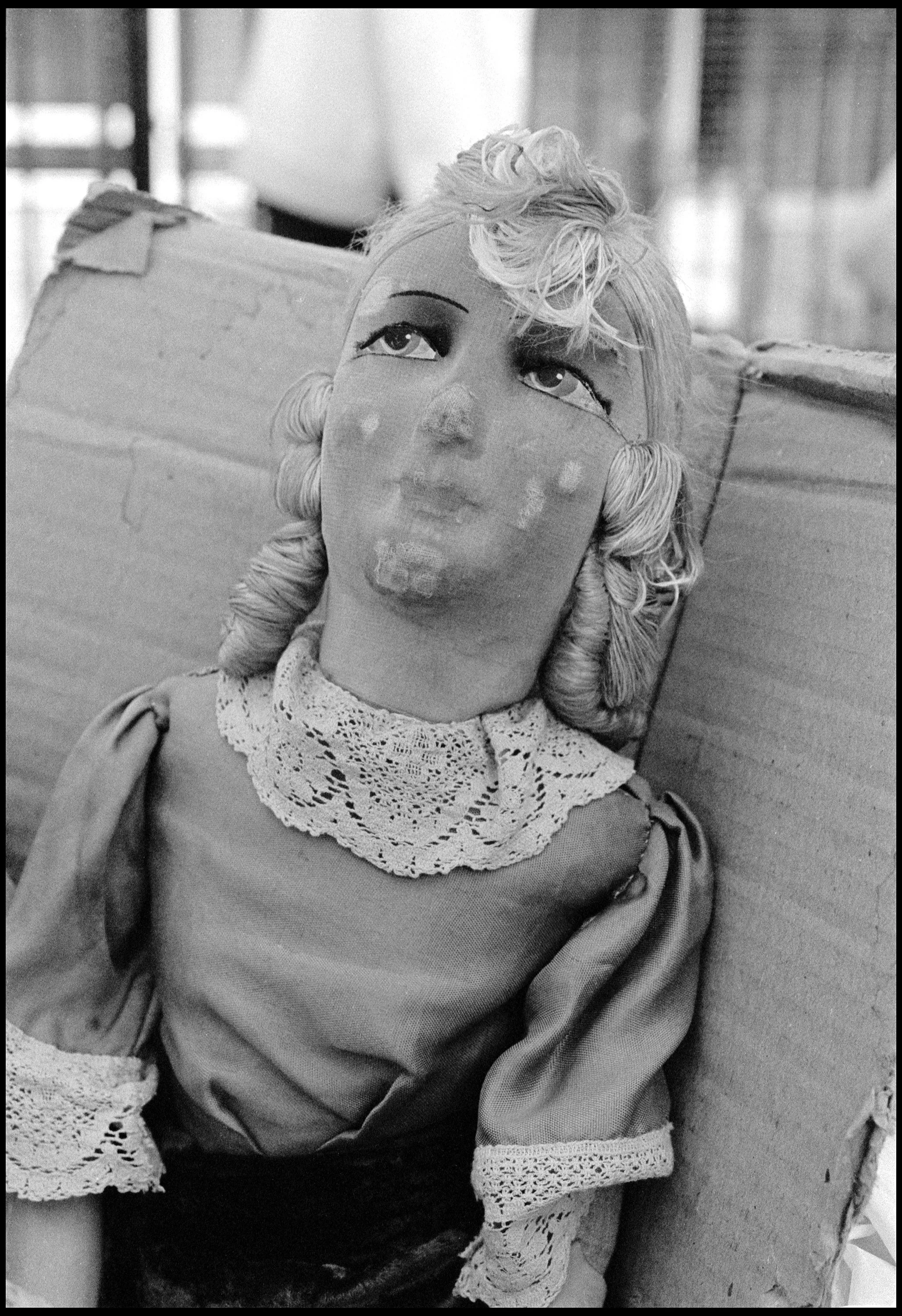 Portobello Road, London 2001 (440-030) HP5 / Nikon F3 / 50mm Nikkor