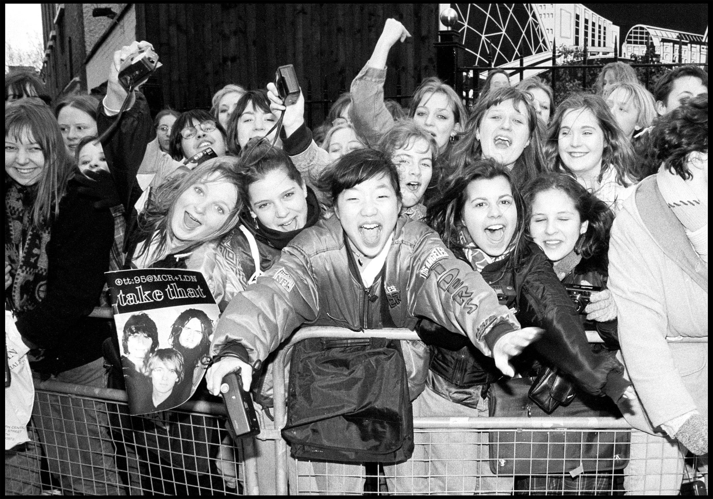 Brit Awards, London 1996 (146-032) FP4 / Canon A1 / 50mm Canon