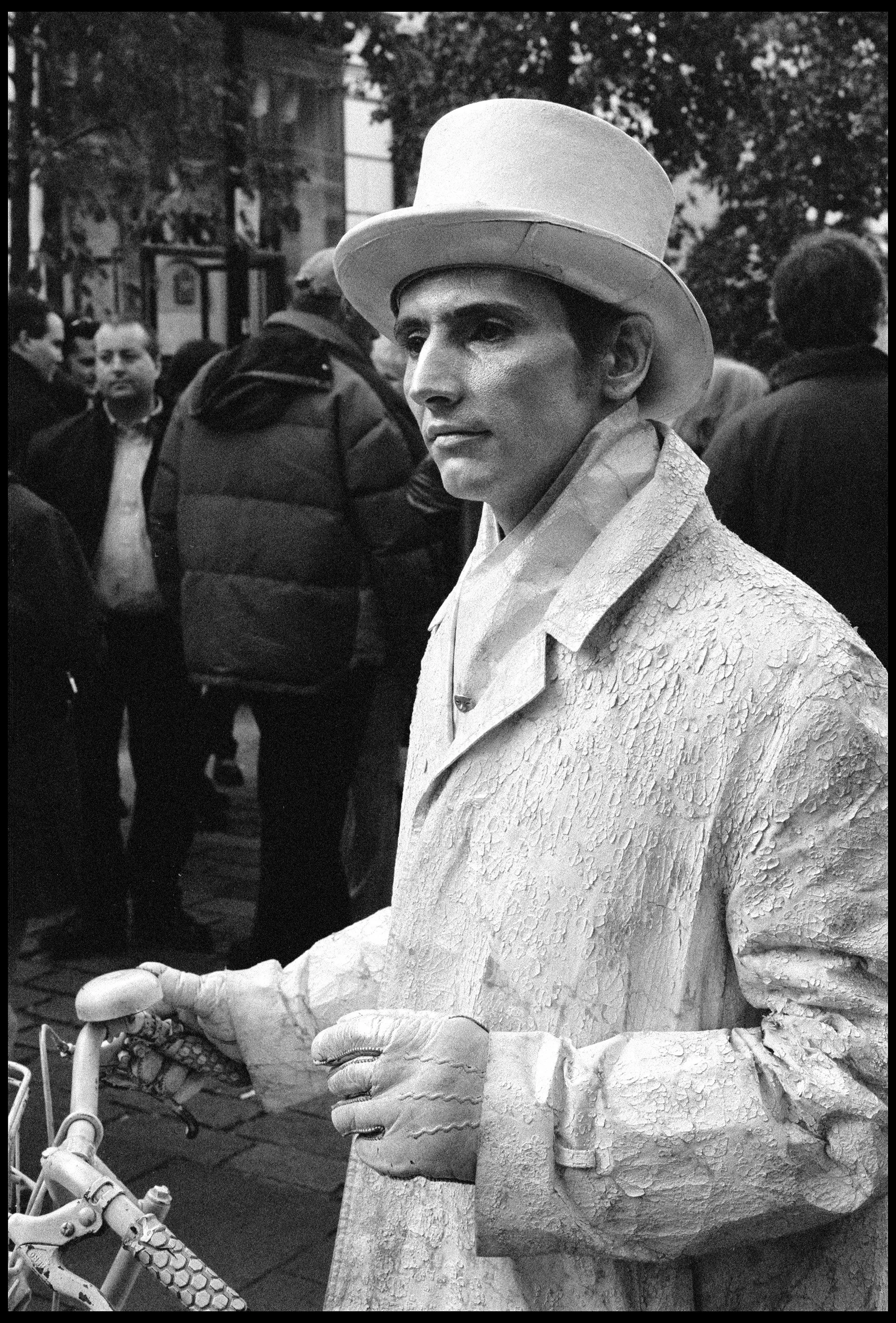 Covent Garden, London 2000 (364-008) HP5 / Nikon F3 / 50mm Nikkor