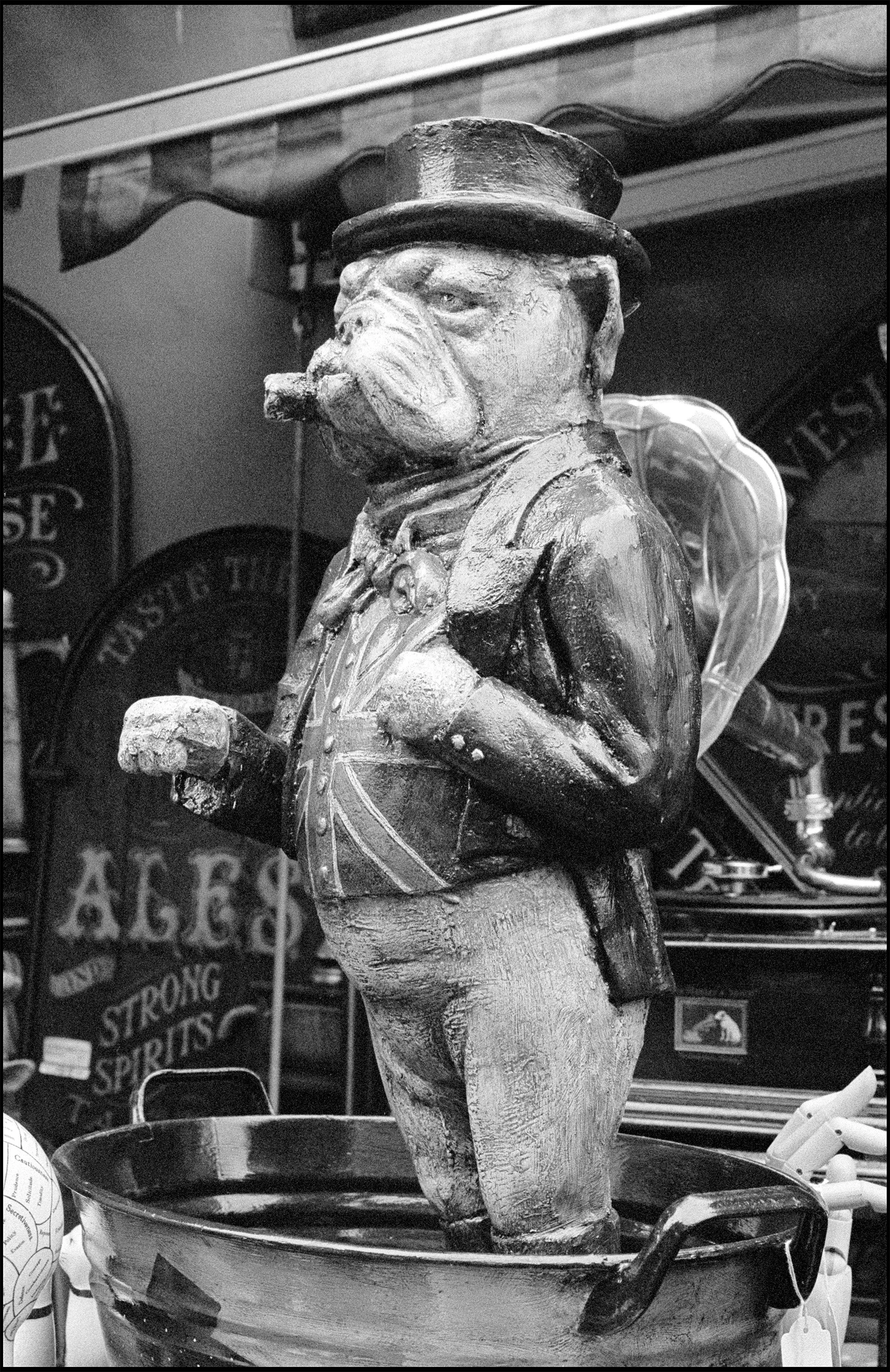 Portobello Road, London 2001 (426-009) HP5 / Nikon F3 / 50mm Nikkor