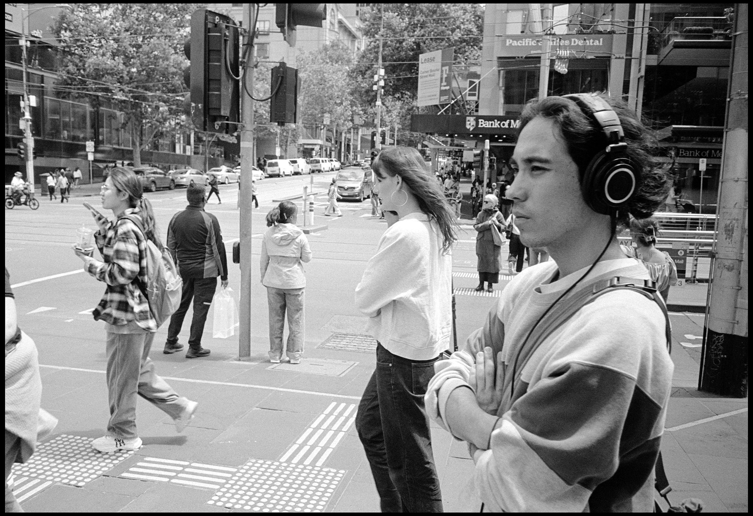 Bourke Street Mall, Melbourne 2025 (1031-028) HP5 / Leica III / 28mm Canon f2.8