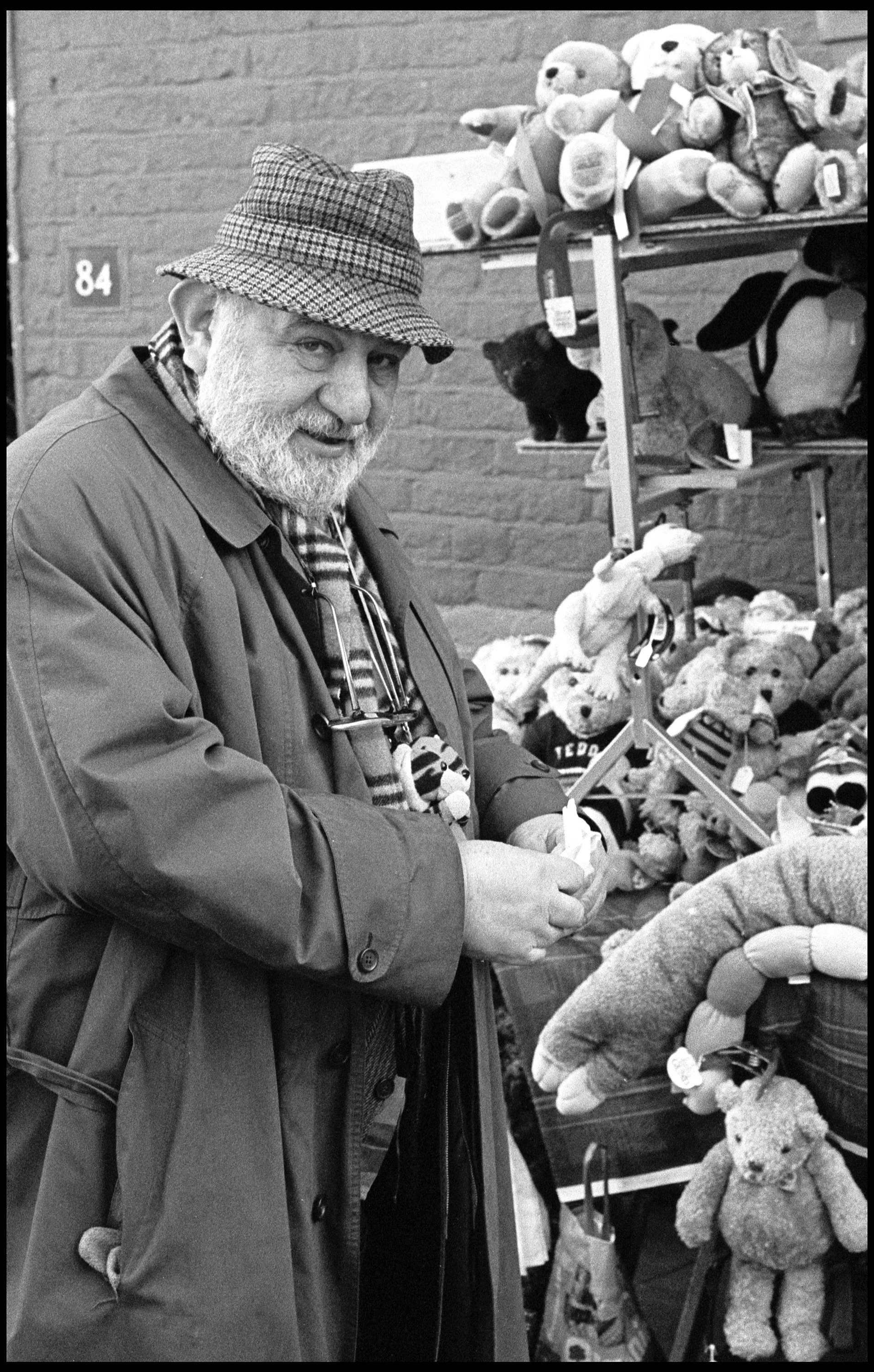 Portobello Road, London 2002 (458-005) HP5 / Nikon F3 / 50mm Nikkor
