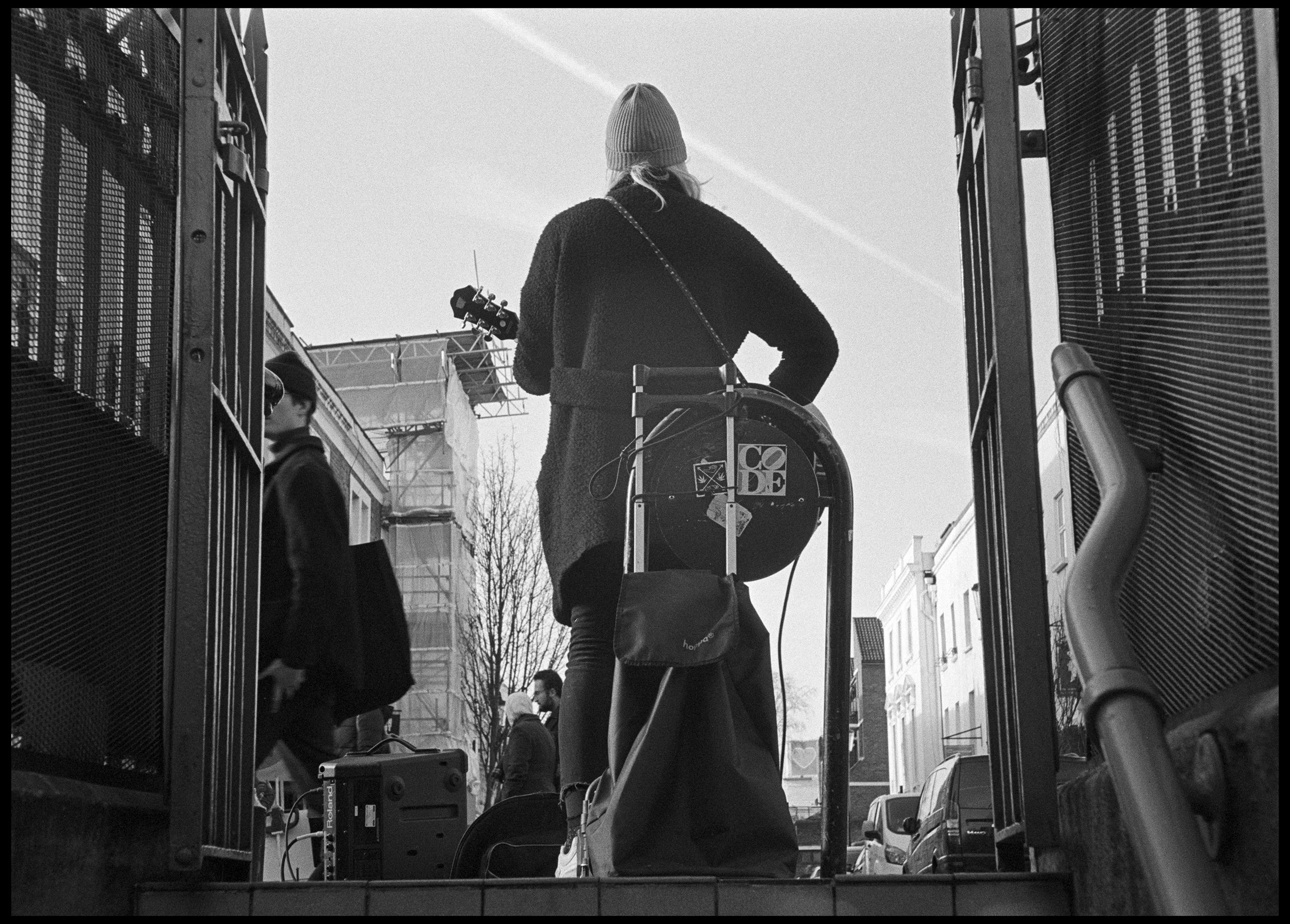 Portobello Road, London 2018 (822-014) HP5 / Canon P / 50mm Nikkor f1.4