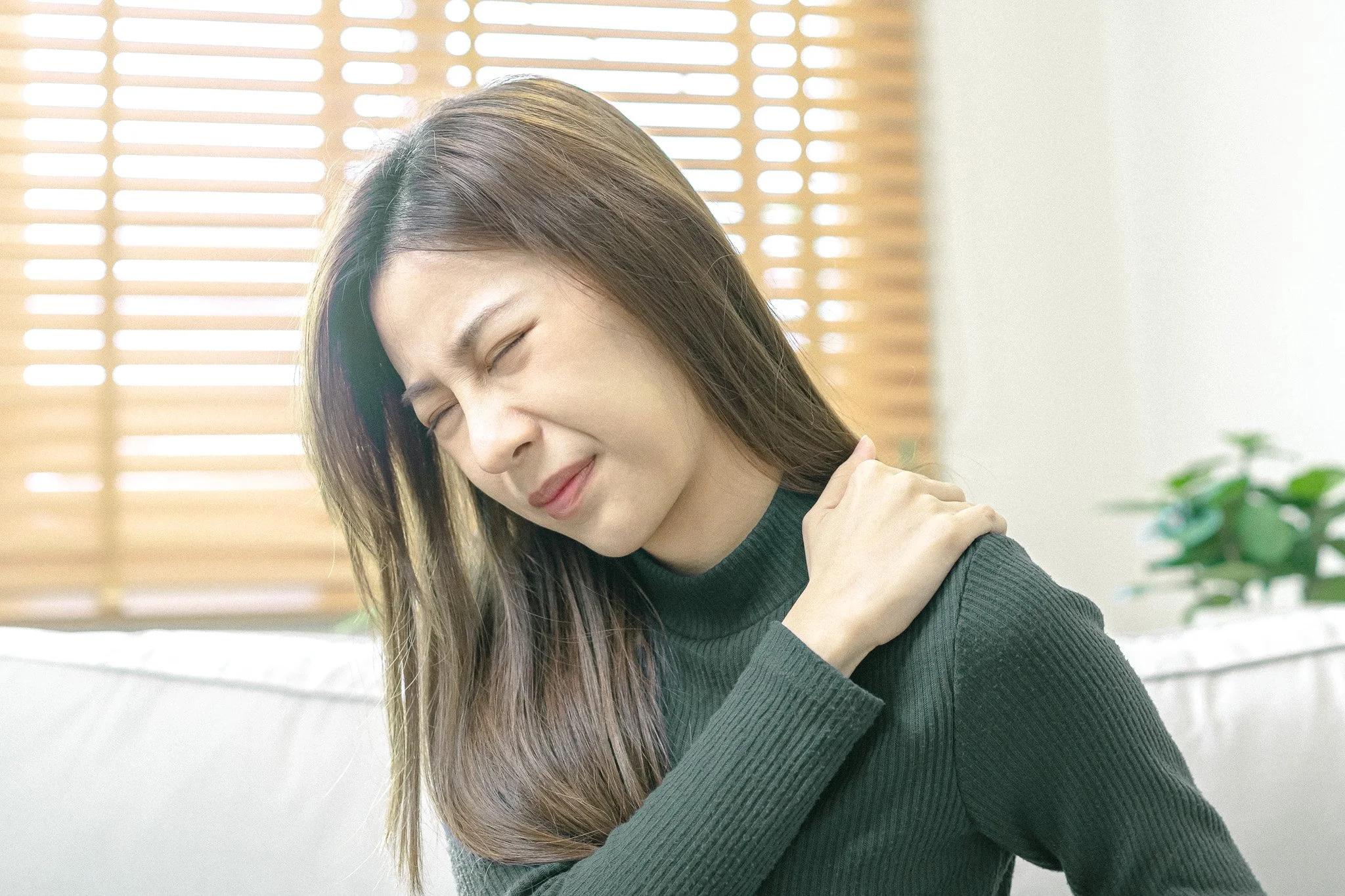 vecteezy_body-muscles-stiff-problem-asian-young-attractive-woman_21153475-2.jpg
