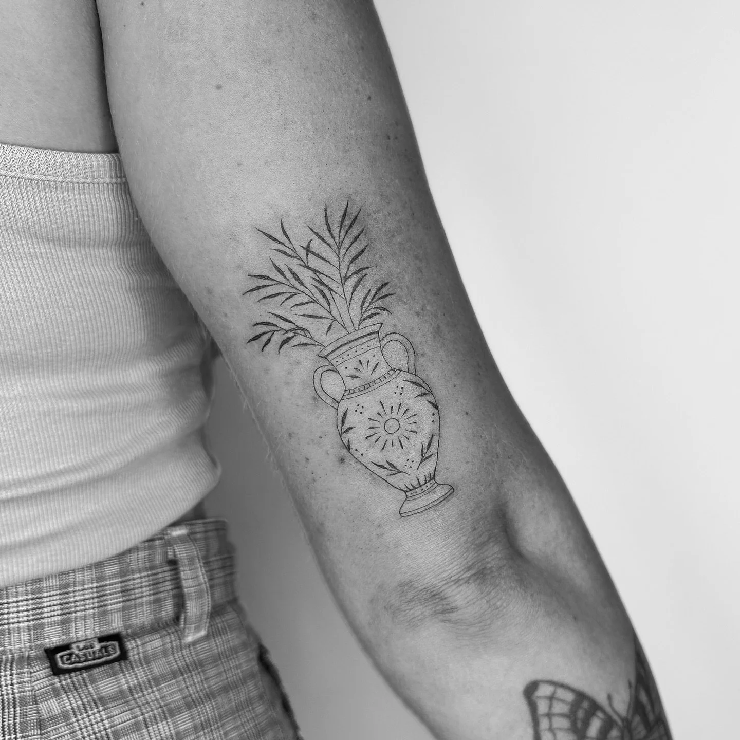 I 🫶🏽 vase tattoossss, thank you for your trust @sonyaroseoliver 
-
-
-
#tinytattoo #flashtattoo #smalltattoo #stickertattoo #patchwork #patchworktattoo #finelinetattoo #sunshinecoasttattoo #sunshinecoast #tattoos #finelineartist #sunshinecoastartis