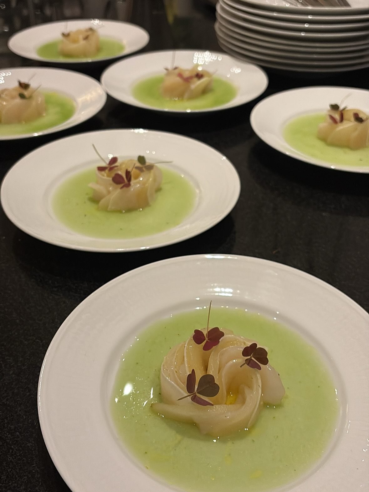 Smarrigt va?! I helgen har jag f&aring;tt h&auml;nga med ett superh&auml;rligt g&auml;ng och laga mat &ndash; ni vet, den d&auml;r typen av kv&auml;ll d&auml;r energin i rummet n&auml;stan kryddar maten av sig sj&auml;lv. En meny som dansade mellan r