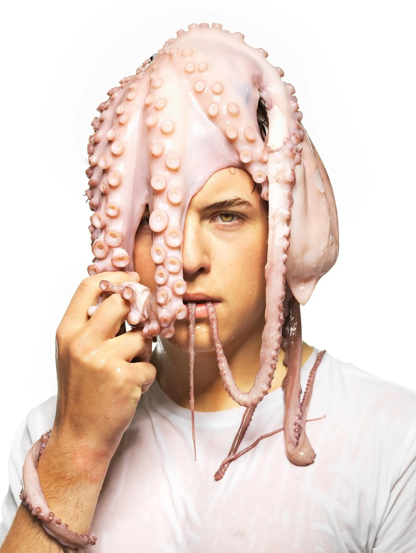 S&auml;songens r&aring;varor, kreativitet p&aring; tallriken och en k&auml;nsla av lyx &ndash; hemma hos dig.

En kv&auml;ll med The Travellin&rsquo; Chef i k&ouml;ket g&ouml;r en aldrig besviken. F&ouml;rest&auml;ll dig en restaurangupplevelse p&ari