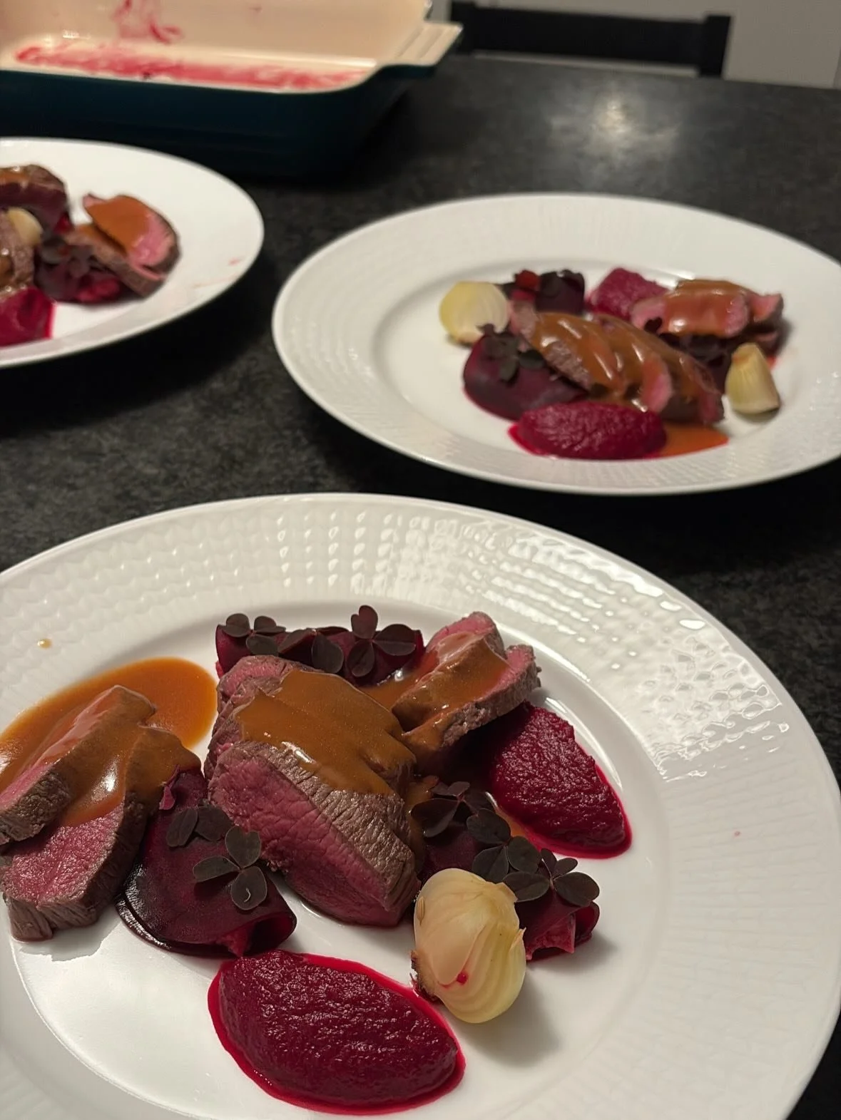 Yum, yum, yum&hellip; 😋 s&aring; kul att f&aring; laga mat till ett g&auml;ng 18-&aring;ringar. Det bj&ouml;ds bl.a. p&aring; detta. Och varmr&auml;tten verkar ha varit en stor favorit. 🤩 

Albuferas&aring;s med kolgrillat lamm, r&ouml;dbetskr&auml