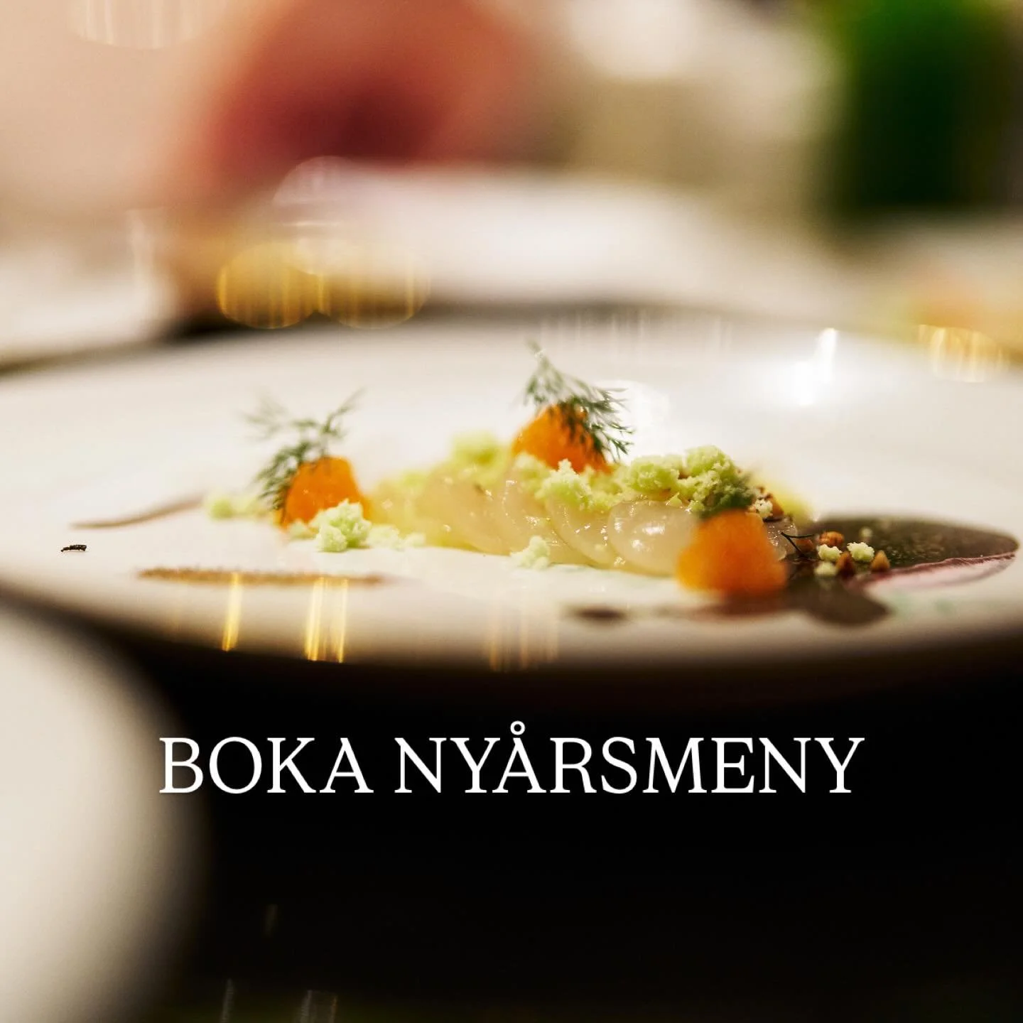 Ny&aring;rsmiddag &ndash; f&auml;rdigkomponerad, f&ouml;rberedd och redo att avslutas hemma.

I &aring;r erbjuder jag en ny&aring;rsmeny d&auml;r allt det tidskr&auml;vande redan &auml;r gjort.
Smakerna sitter. Balansen &auml;r genomt&auml;nkt.

Du h