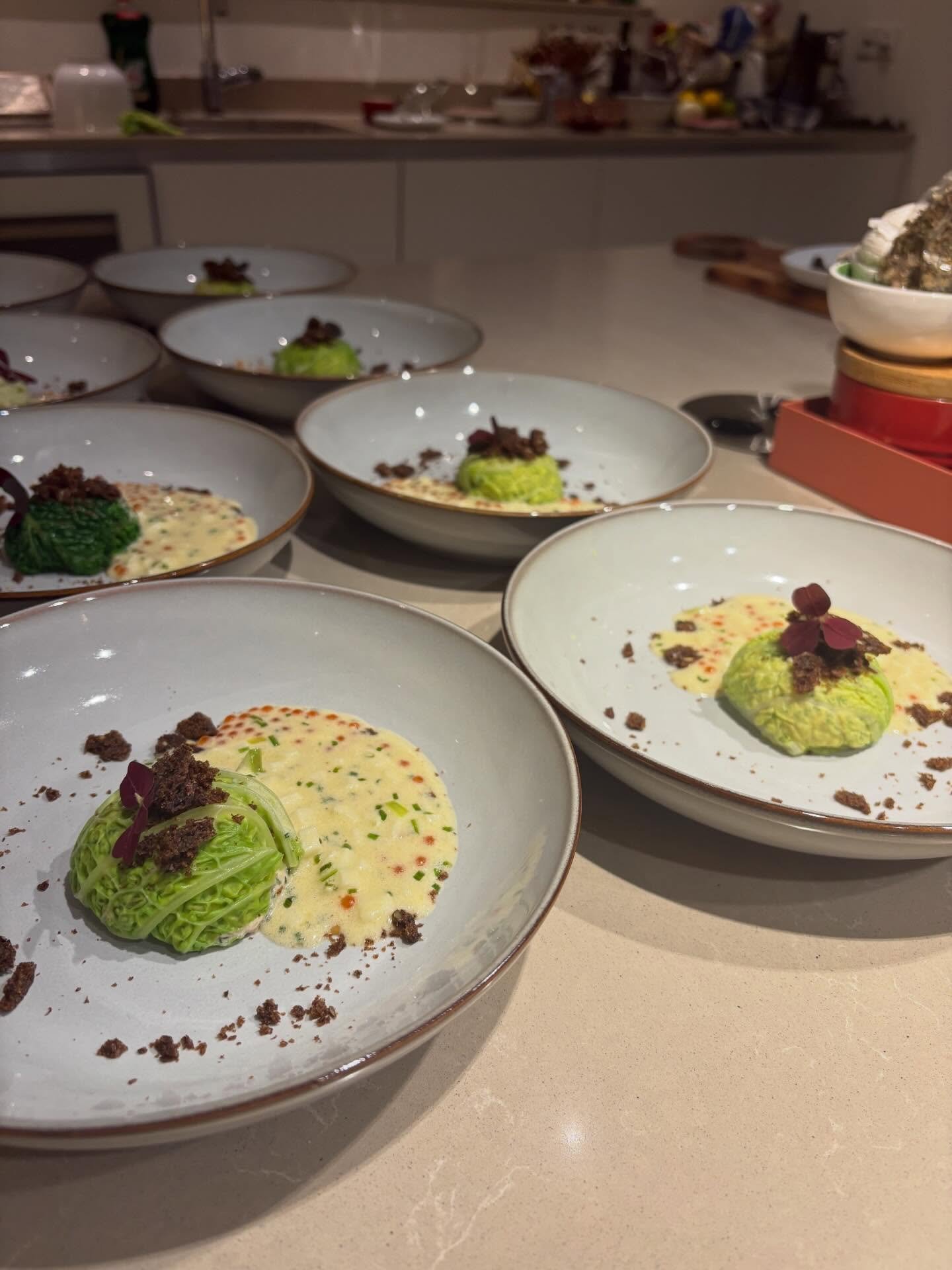 S&aring; var s&auml;songen ig&aring;ng och jag har f&aring;tt vara ute i f&auml;lt. Konsten sitter fortfarande i fingrarna och &auml;n en g&aring;ng har jag kreerat en ny meny f&ouml;r ett fantastiskt s&auml;llskap. Som jag fick njuta i deras n&auml;